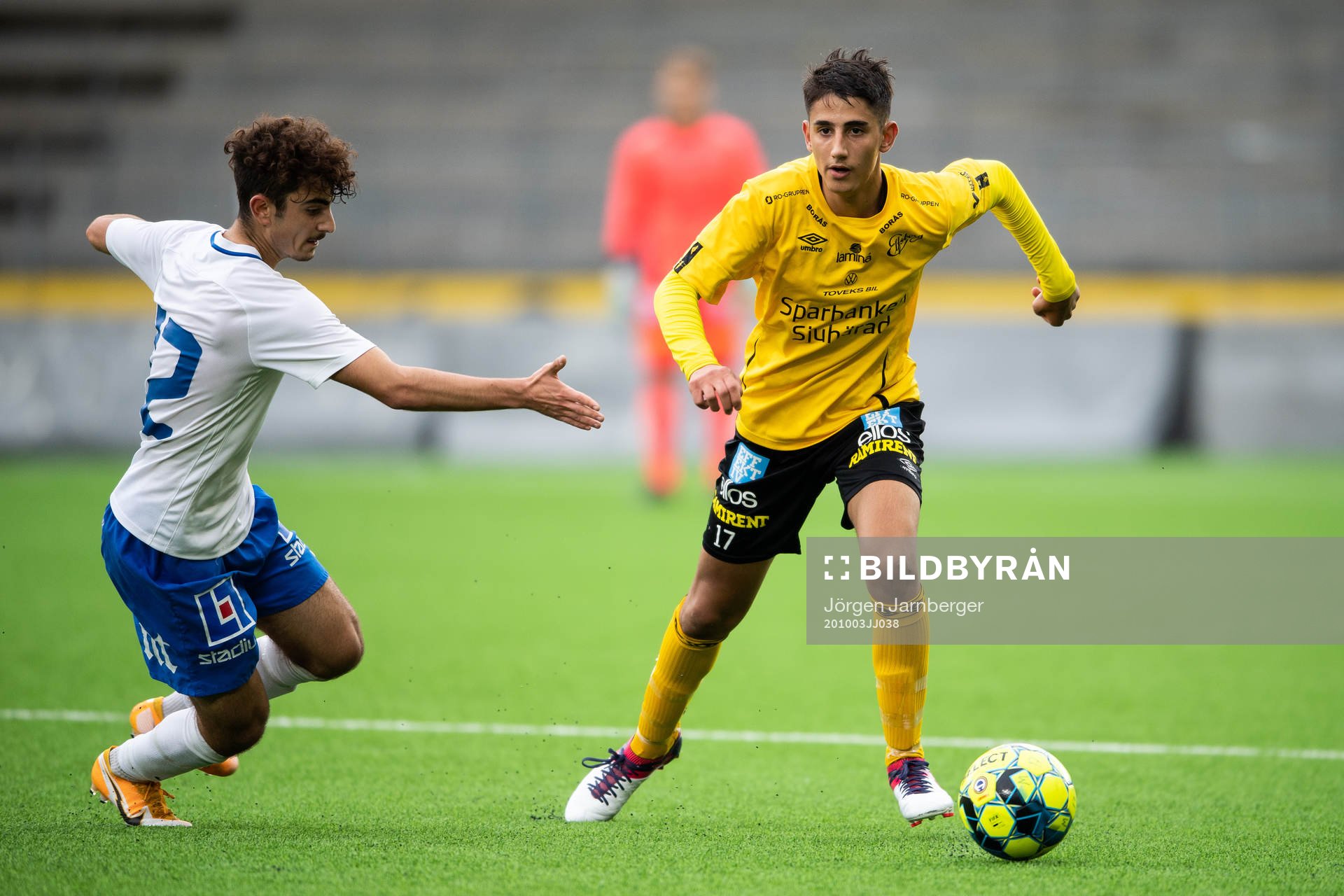 Elfsborgs Arian Sawsani och IFK Norrköpings Daniel Jamil under fotbollsmatchen i U17 Allsvenskan den 3 oktober 2020 i Borås.