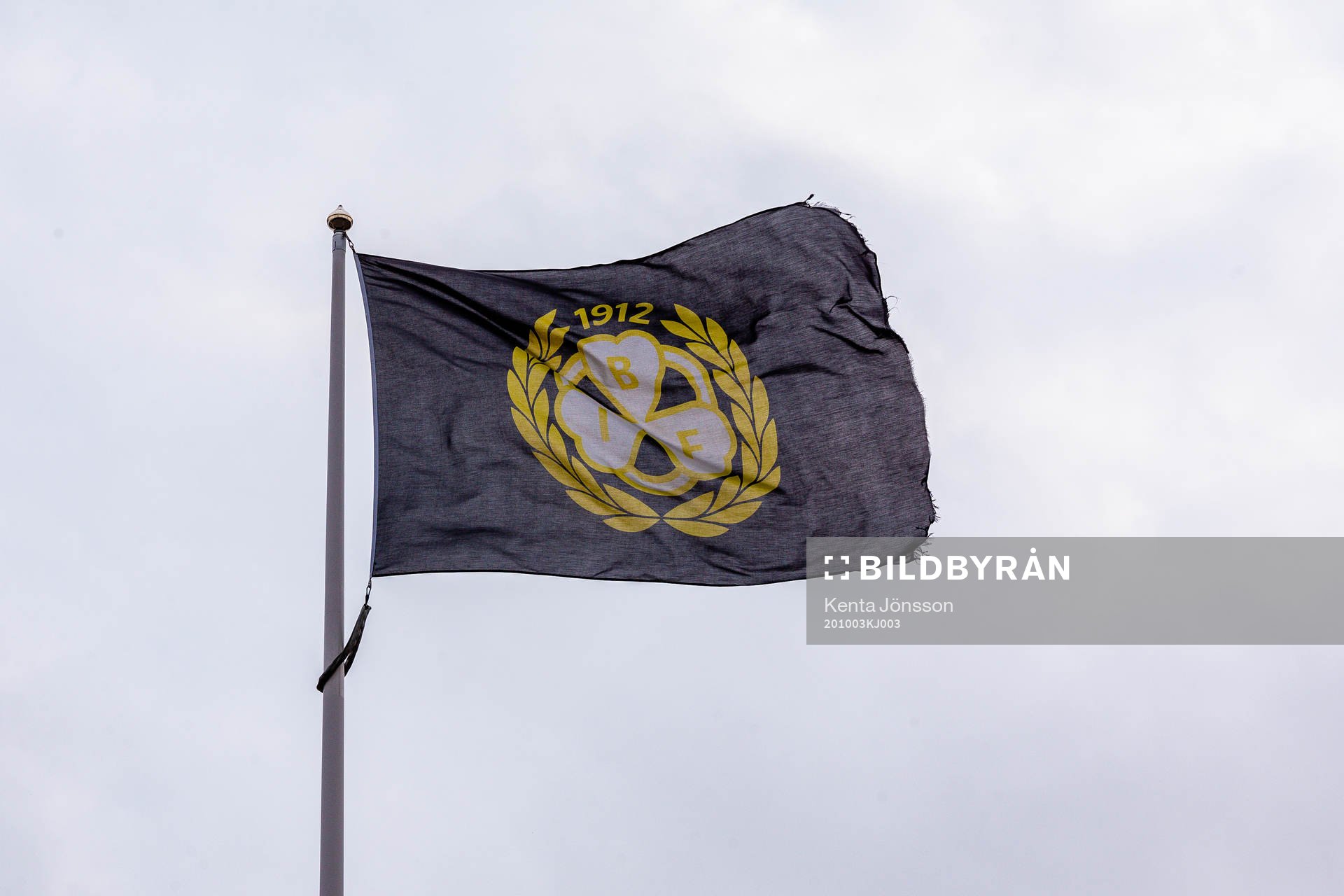 En flagga med Brynäs logotyp