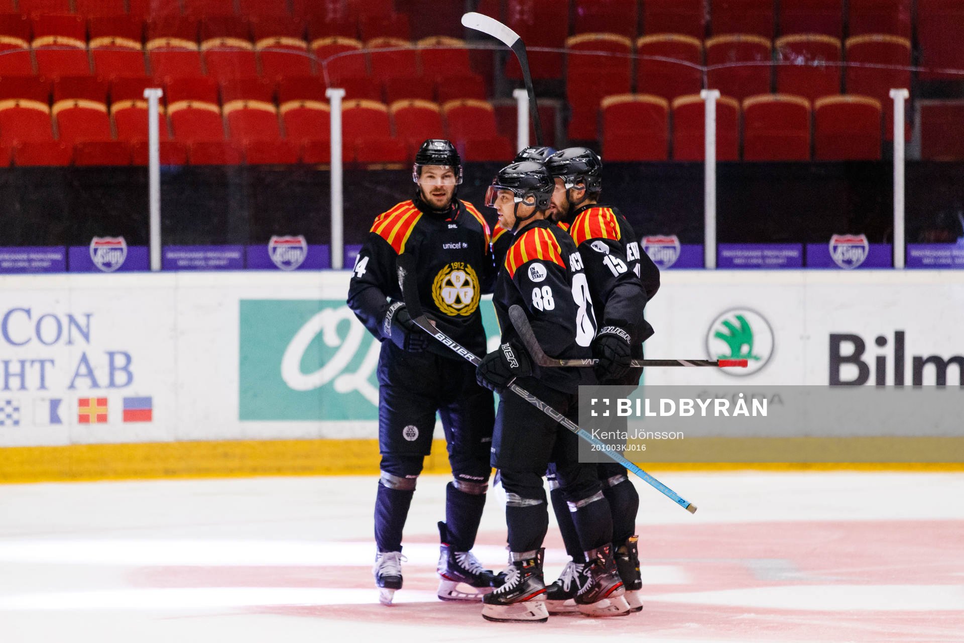 Brynäs Emil Molin och Jaedon Descheneau jublar