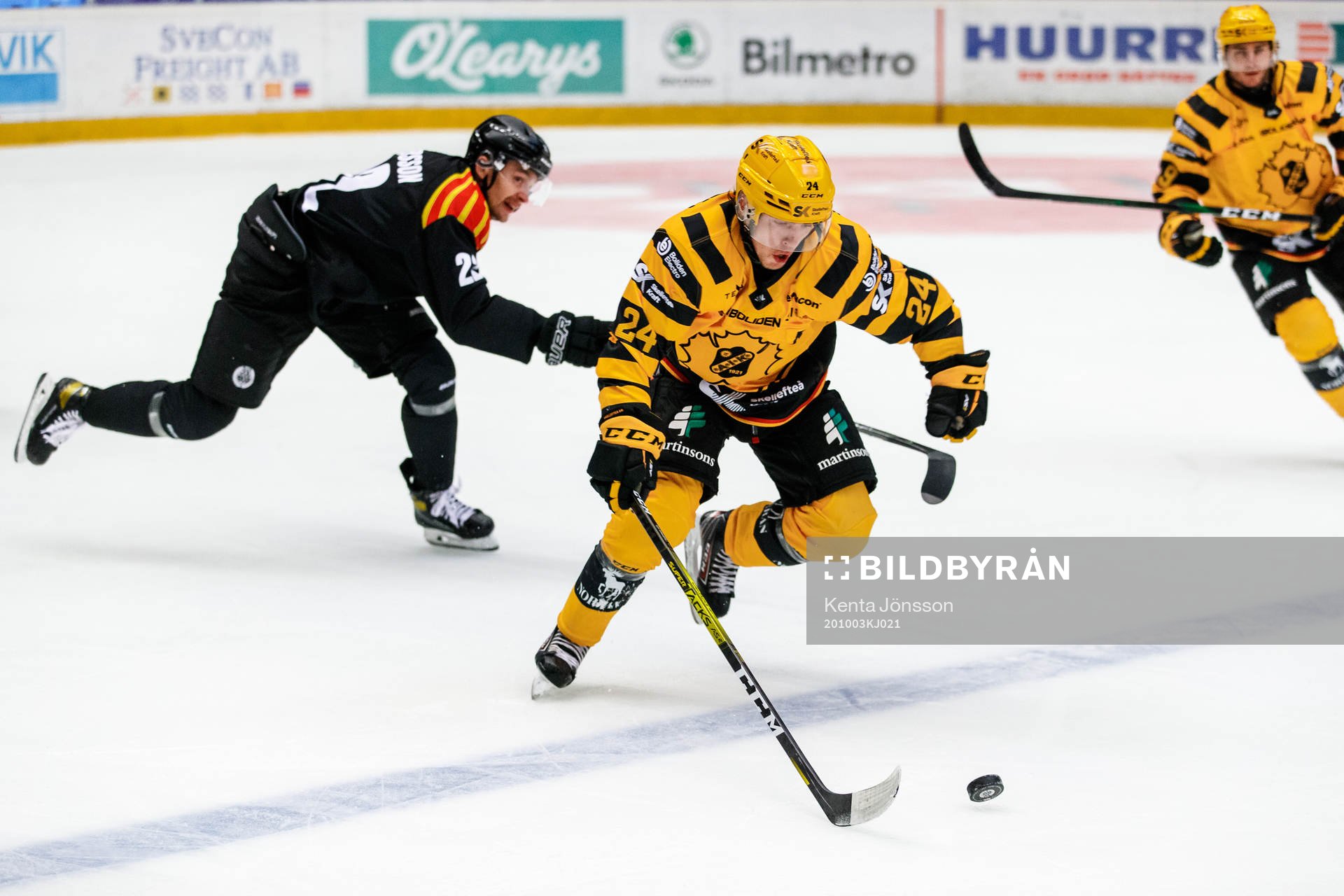Brynäs Adam Pettersson och Skellefteås Andreas Wingerli