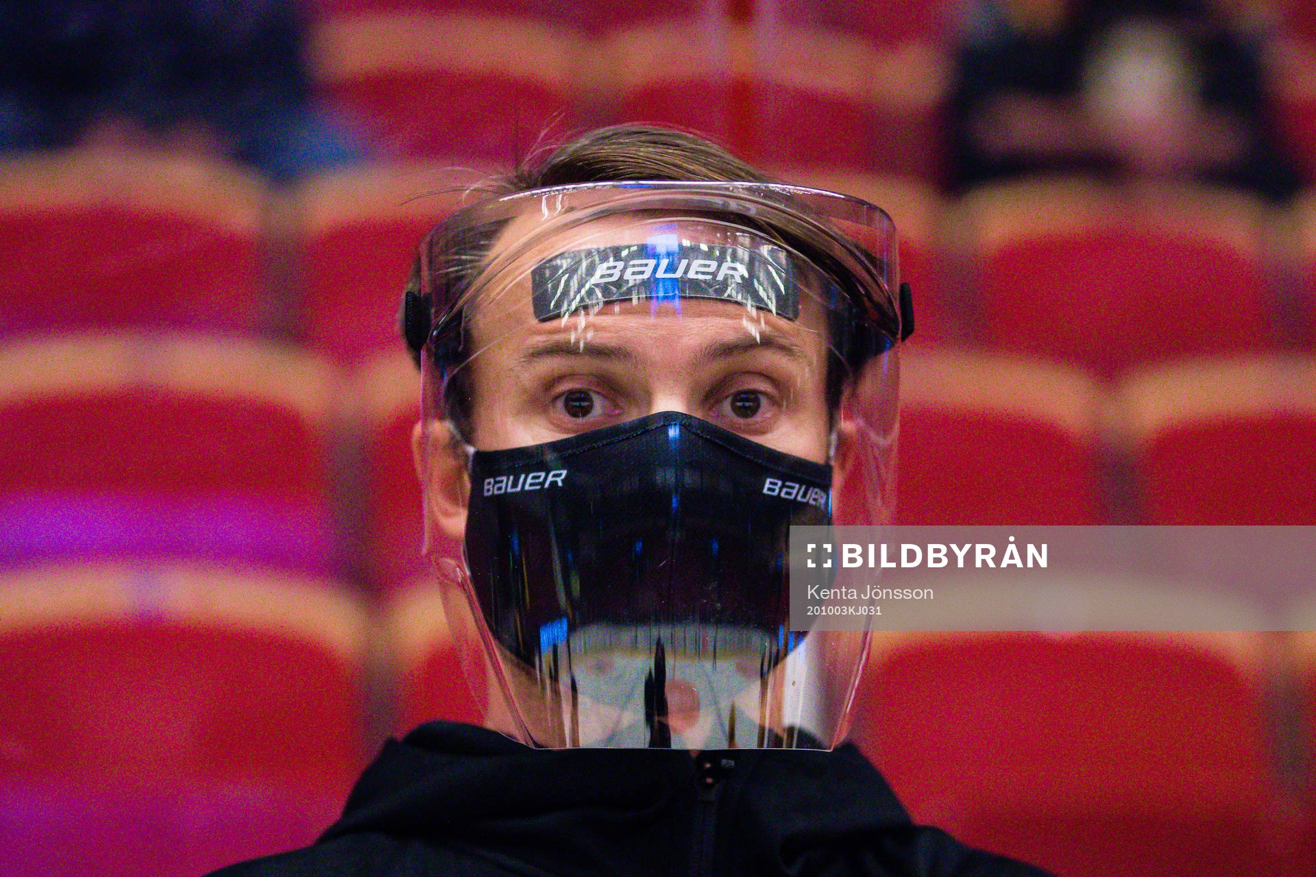 Brynäs lagläkare Cesar Forslund med ett visir
