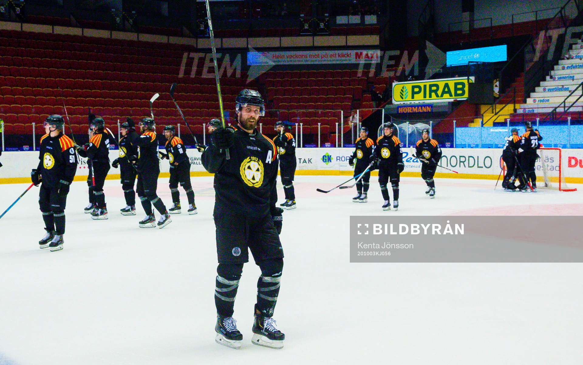 Brynäs Jonathan Sigalet jublar med lagkamrater