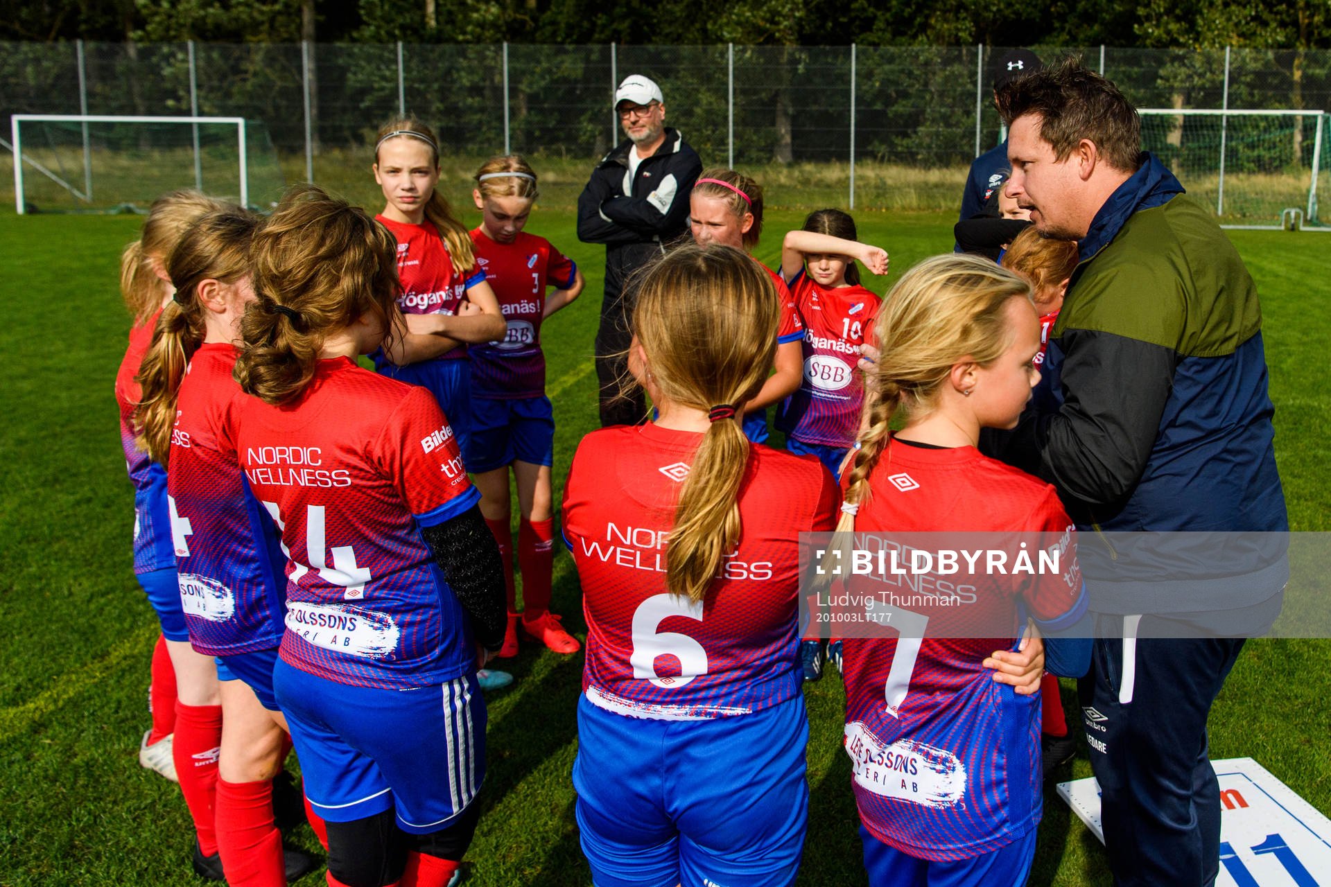 Spelarna i Höganäs BK F09/10 samlas runt sin ledare i