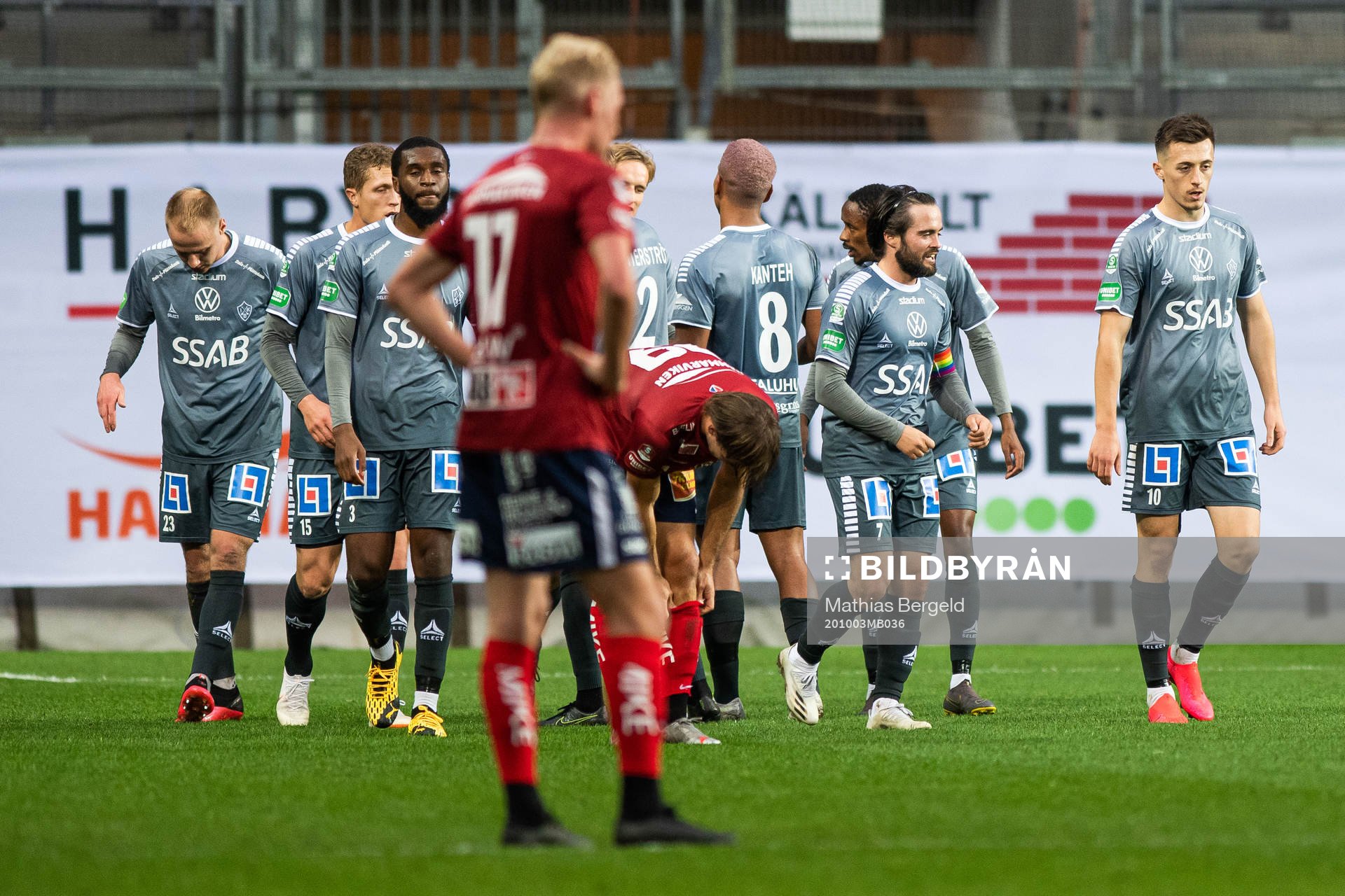 Brages Robbin Sellin jublar med lagkamrater