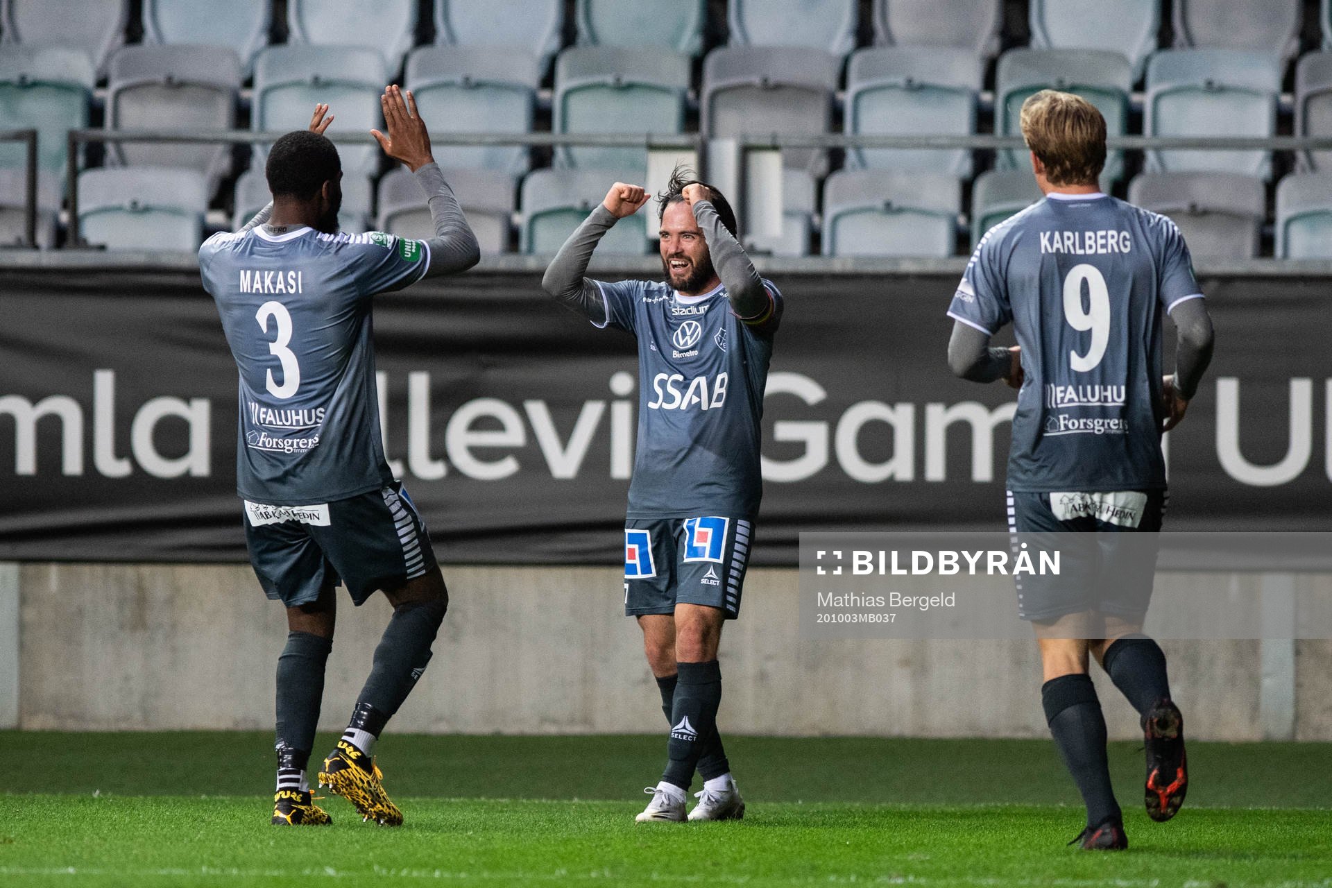 Brages Robbin Sellin jublar med lagkamrater