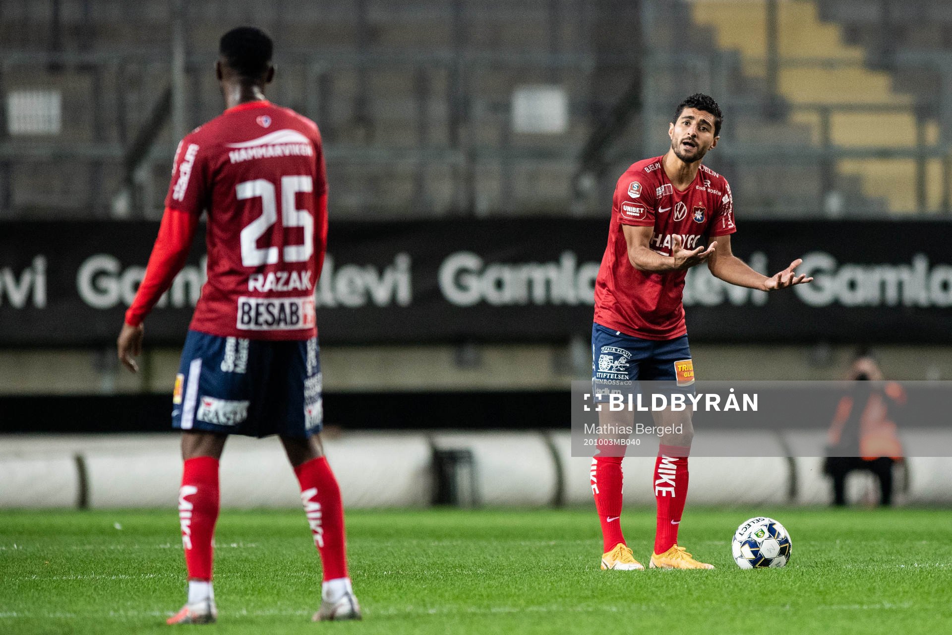 Örgrytes Abdoul Razak och Ailton Jose Almeida i en