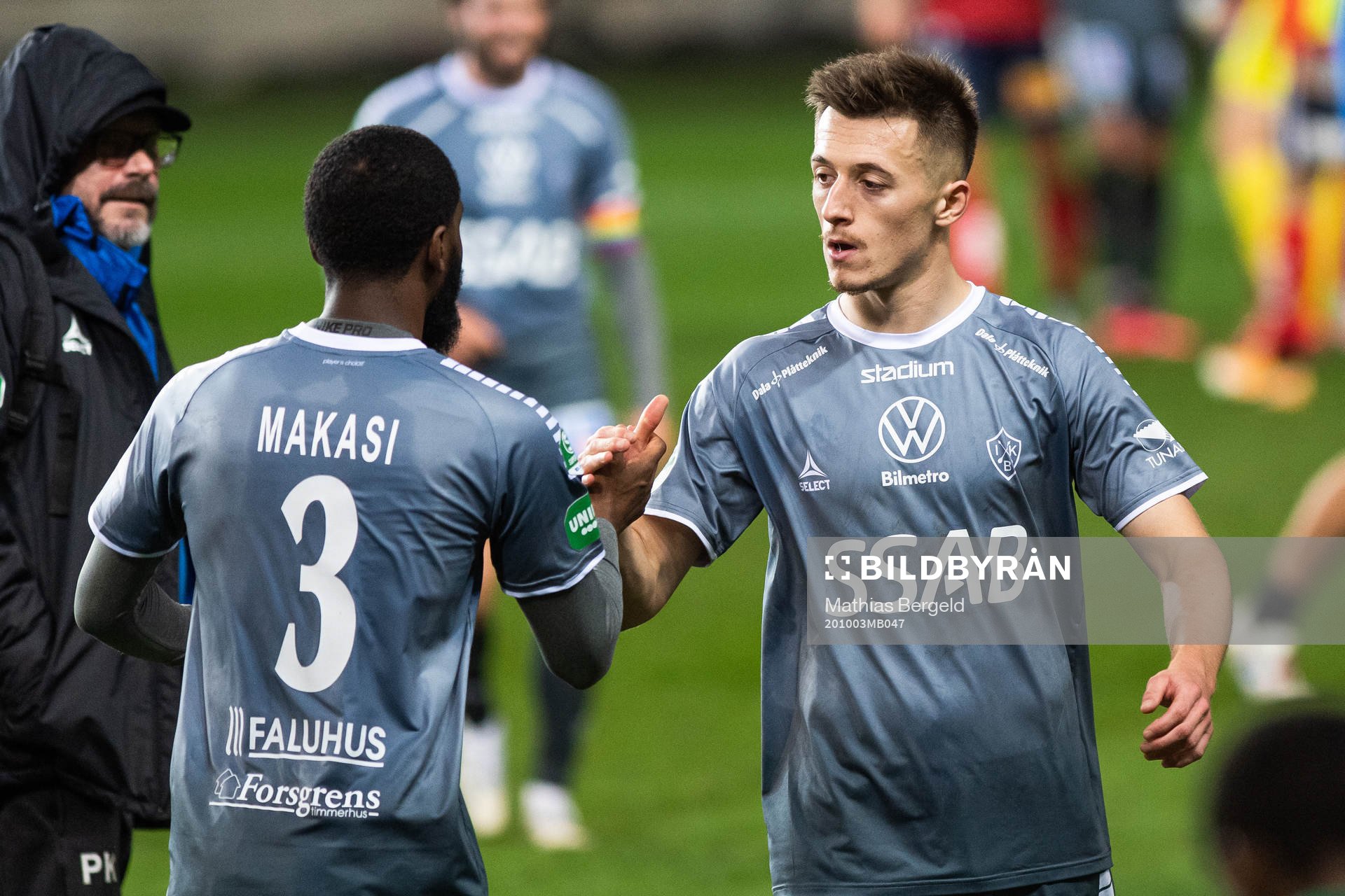 Brages Moses Makasi och Leonard Pllana jublar
