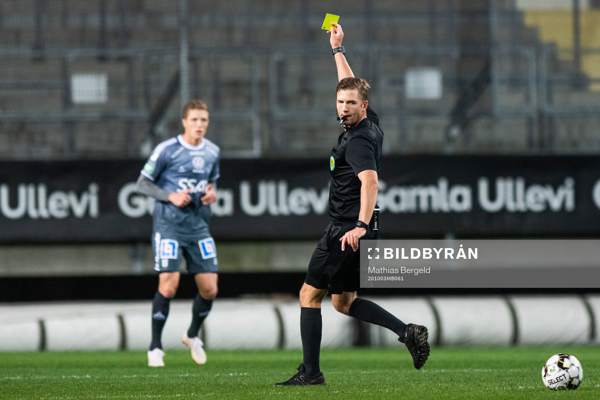 Domare Fredrik Hansson varnar en spelare