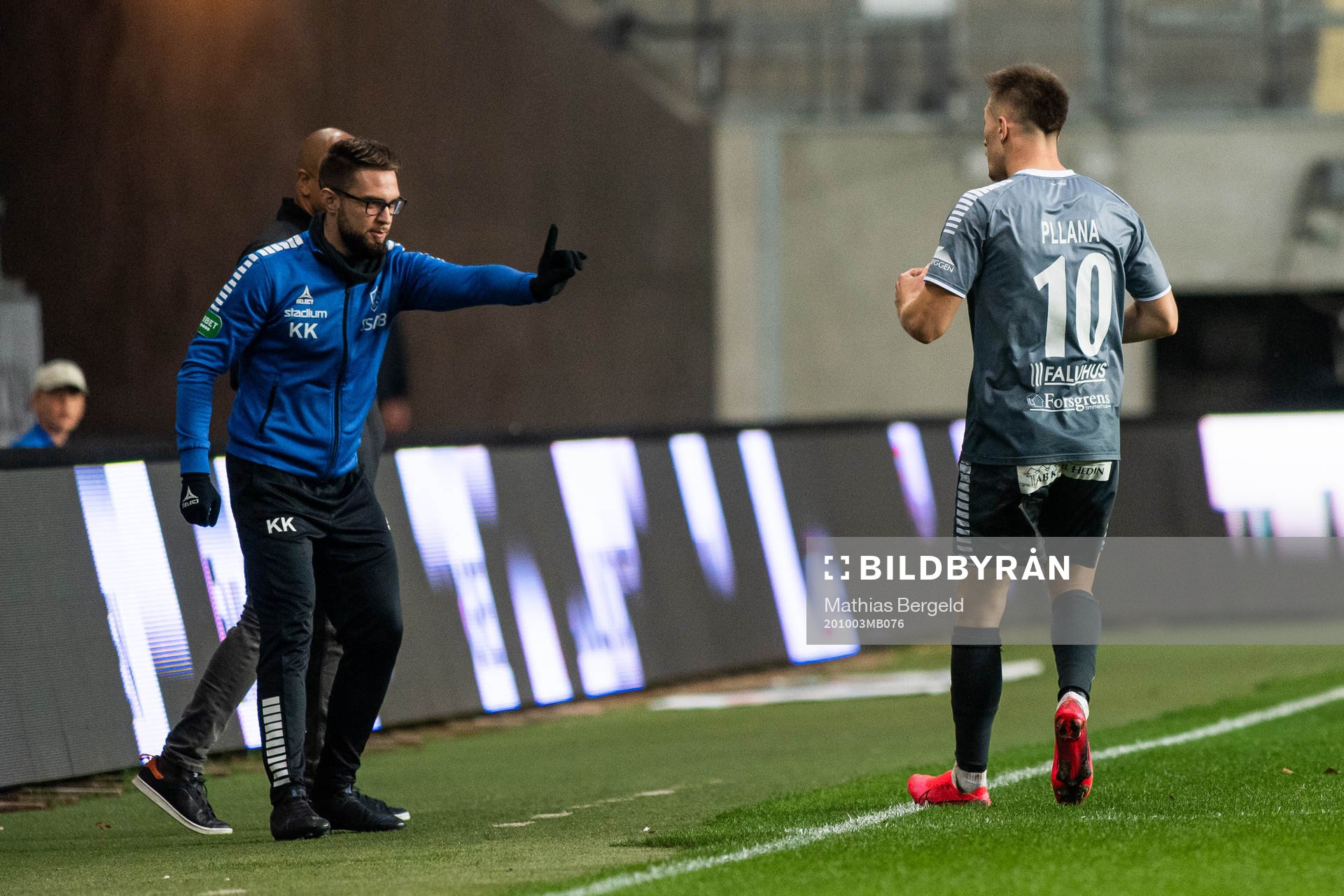 Brages Leonard Pllana jublar mot bänken