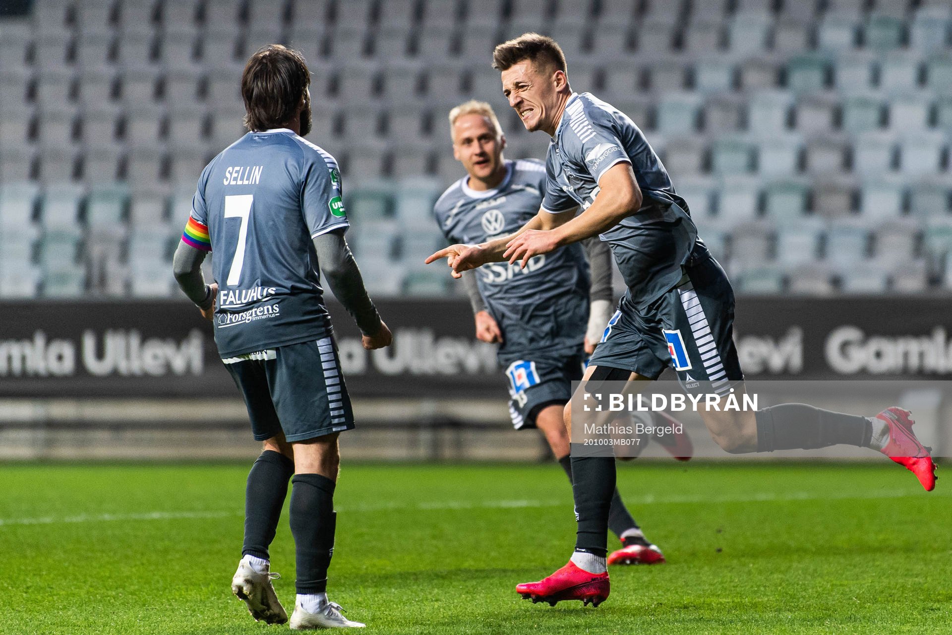 Brages Robbin Sellin jublar med målskytten till 0-3