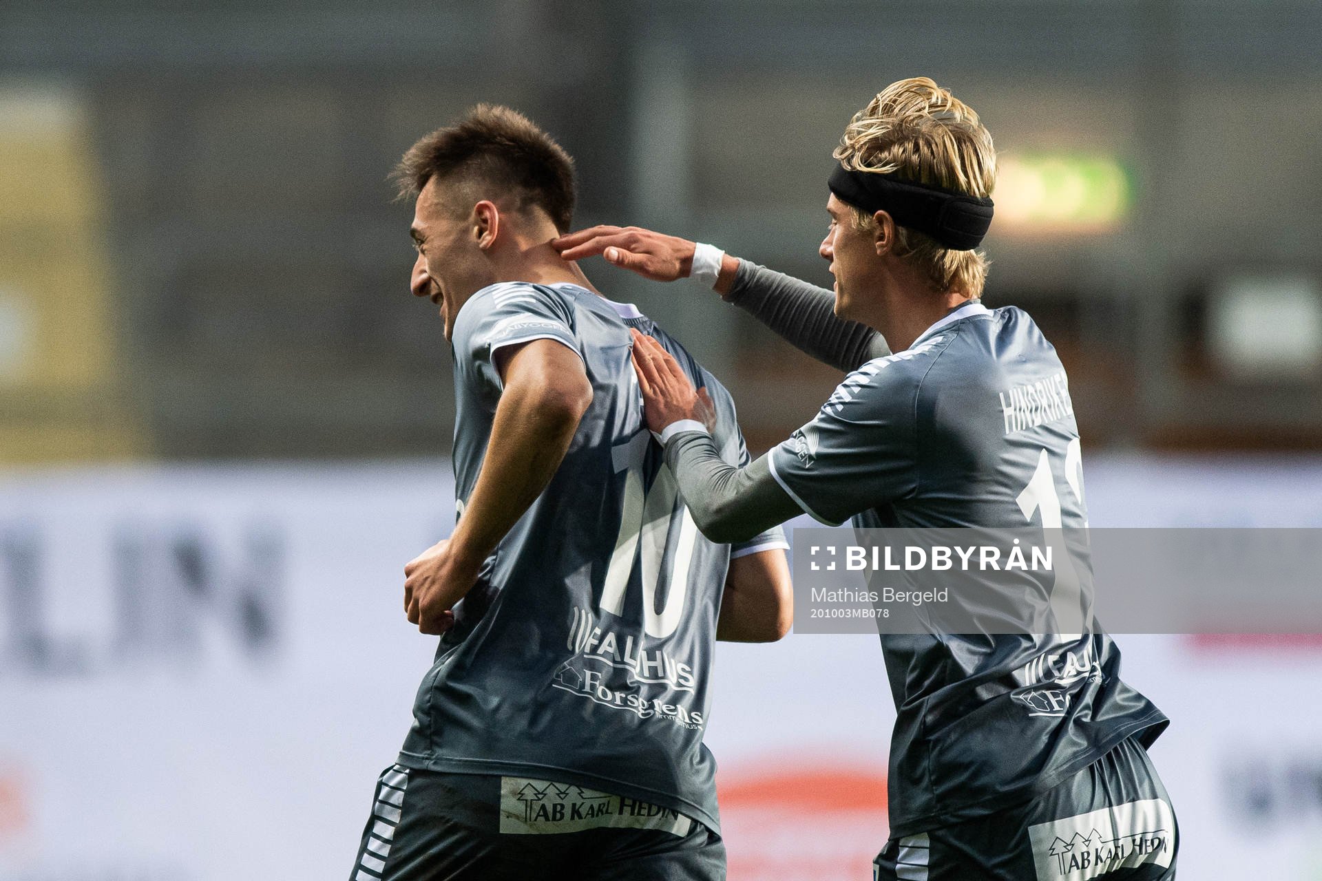Brages Leonard Pllana och Pontus Hindrikes jublar