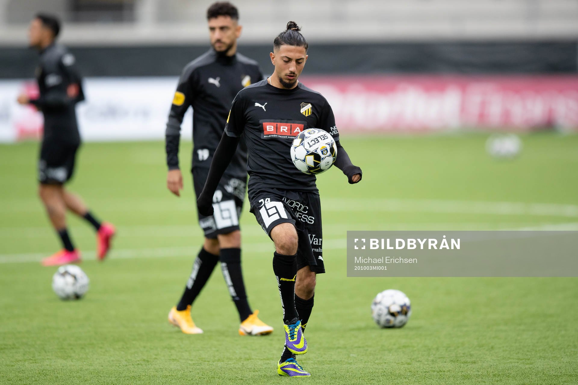 Häckens Samir Maarouf  värmer innan fotbollsmatchen i