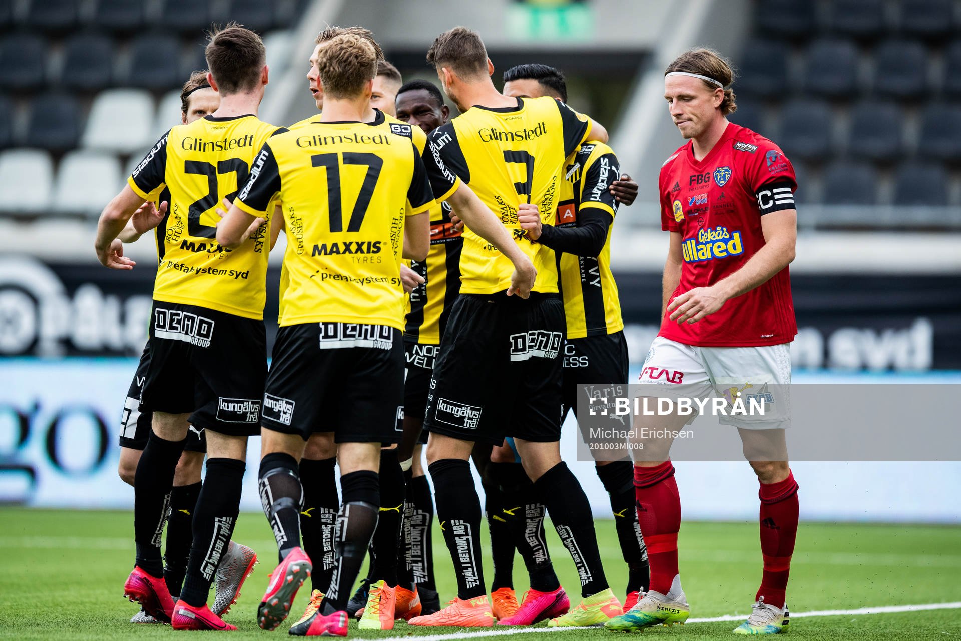 Häckens Johan Hammar jublar med lagkamrater