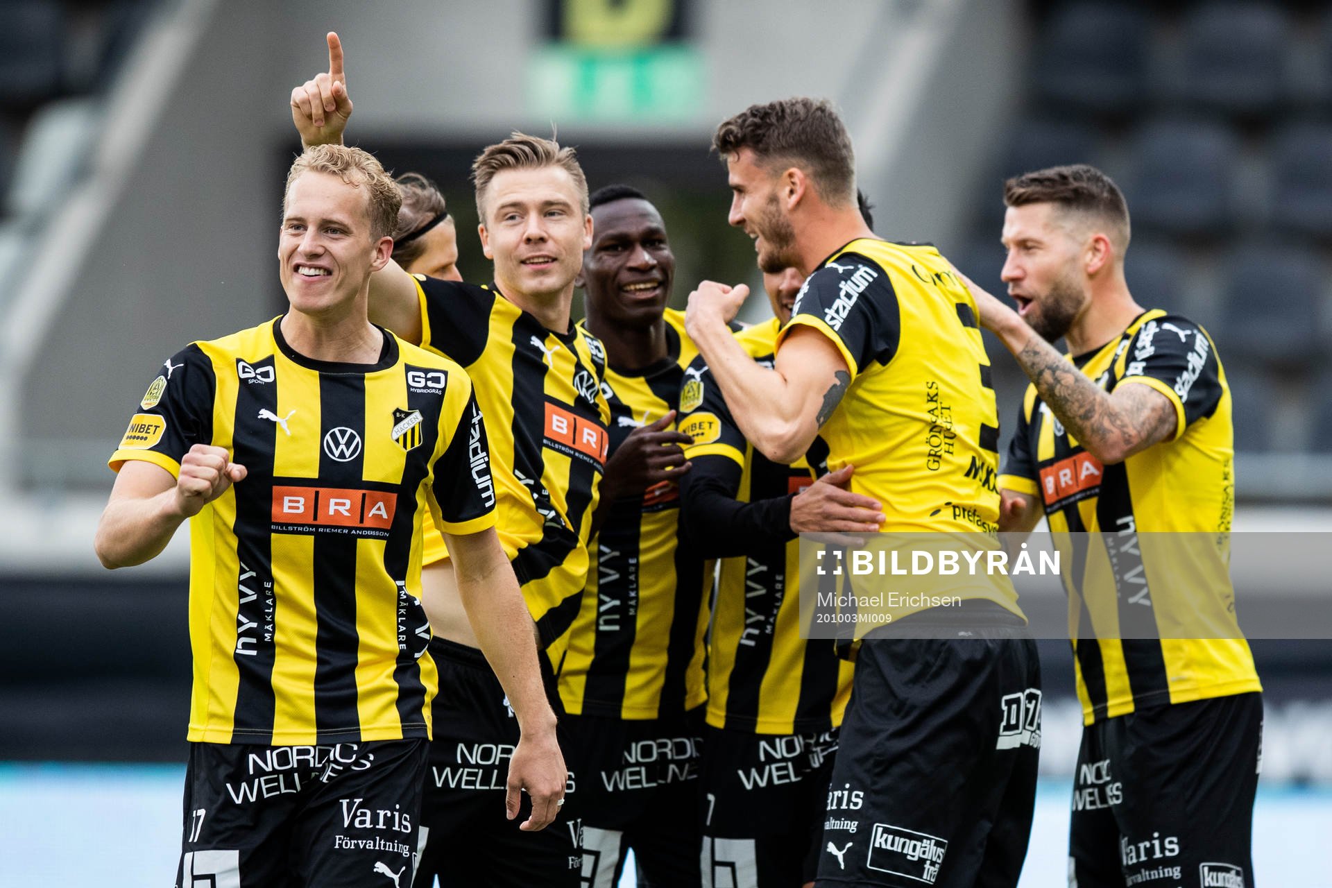 Häckens Johan Hammar jublar med lagkamrater