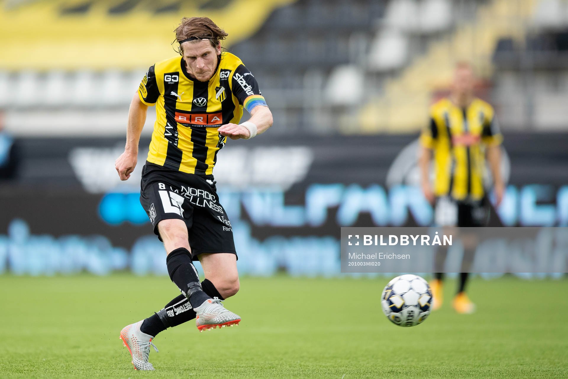 Häckens Erik Friberg skjuter ett skott