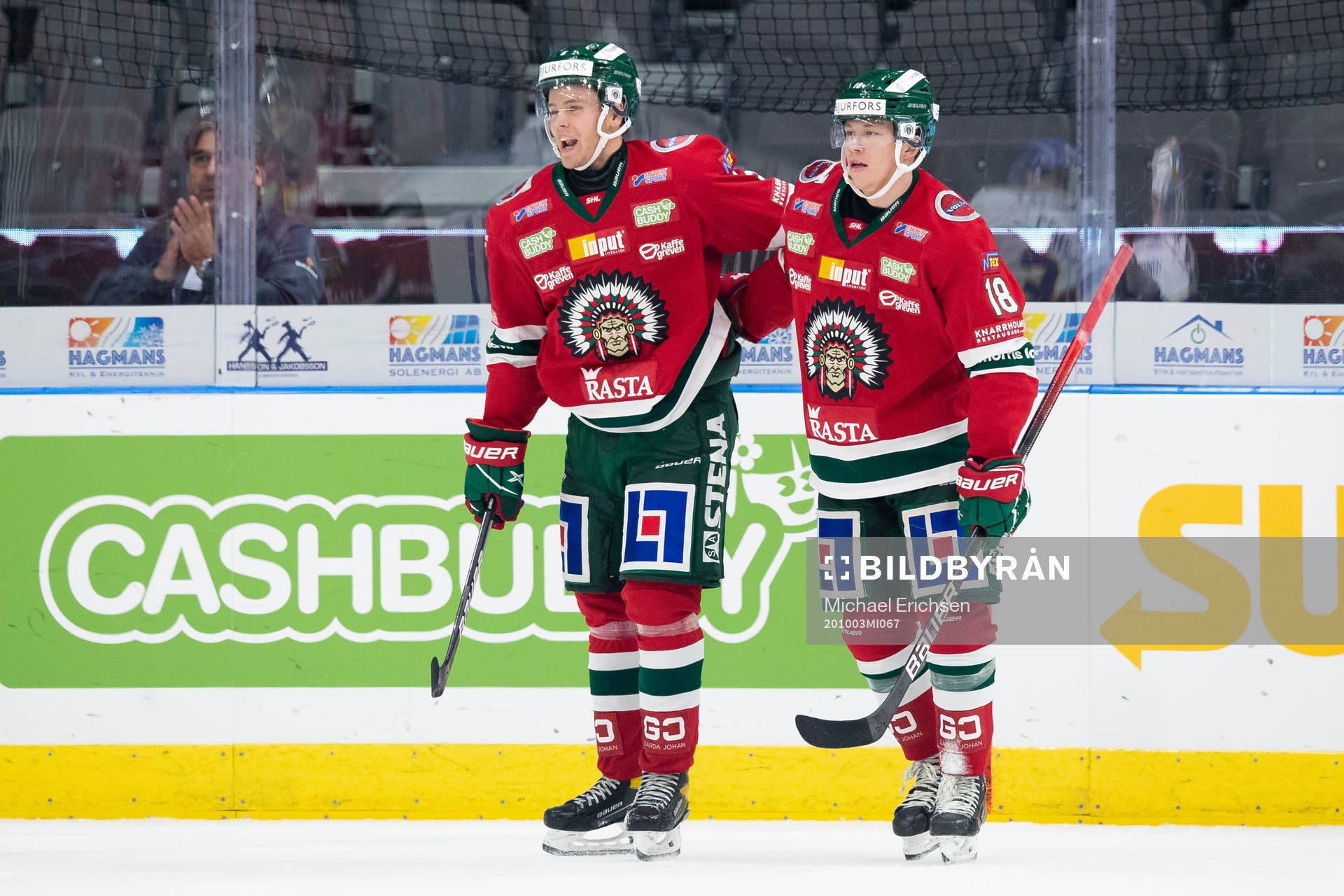 Frölundas Filip Johansson jublar med Lucas Raymond