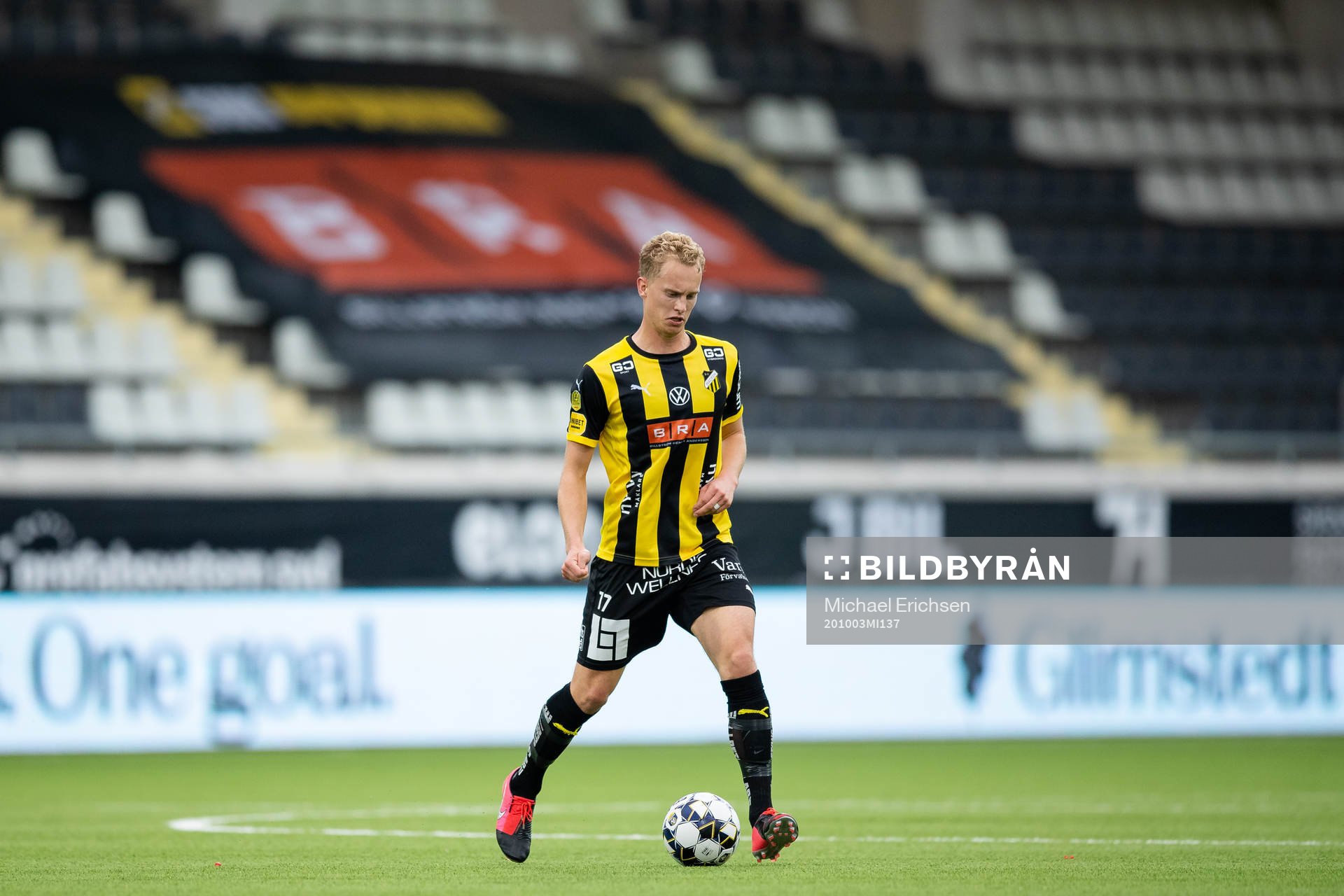 Häckens Gustav Berggren framför tomma läktare