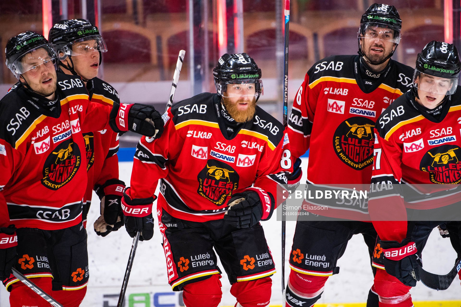 Luleås Linus Klasen jublar med lagkamrater