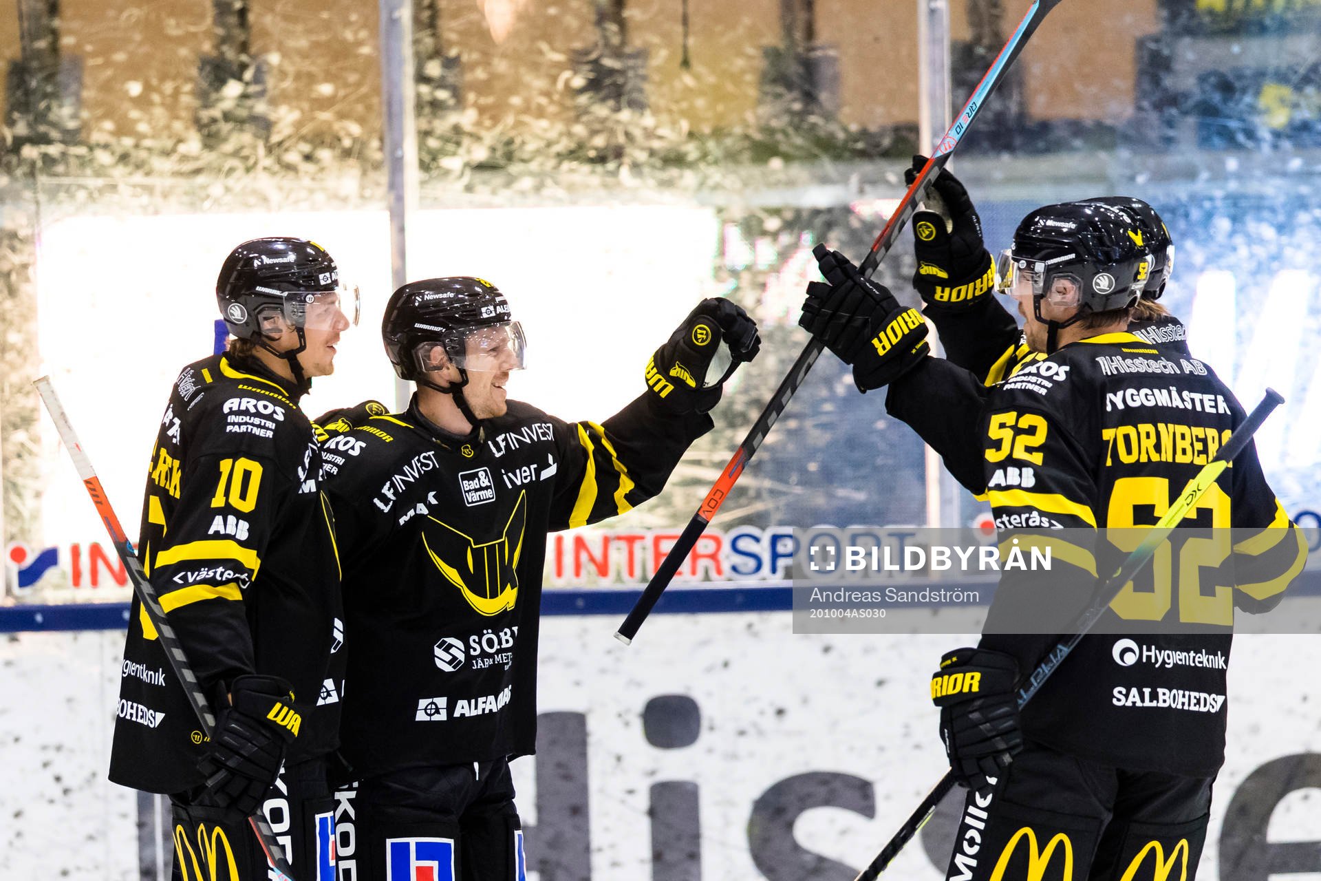 a vänster) kvitterar till 2-2 och gratuleras av lagkamrater