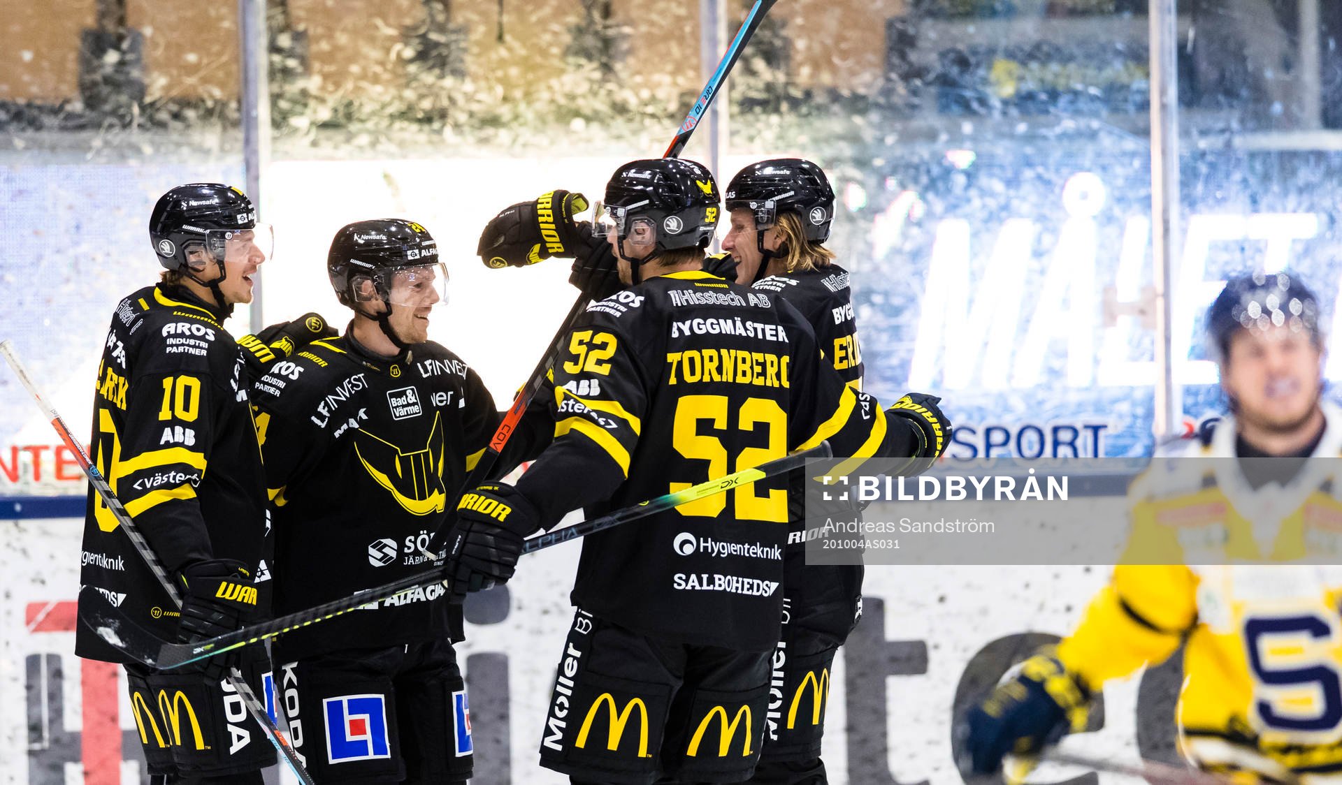 a vänster) kvitterar till 2-2 och gratuleras av lagkamrater