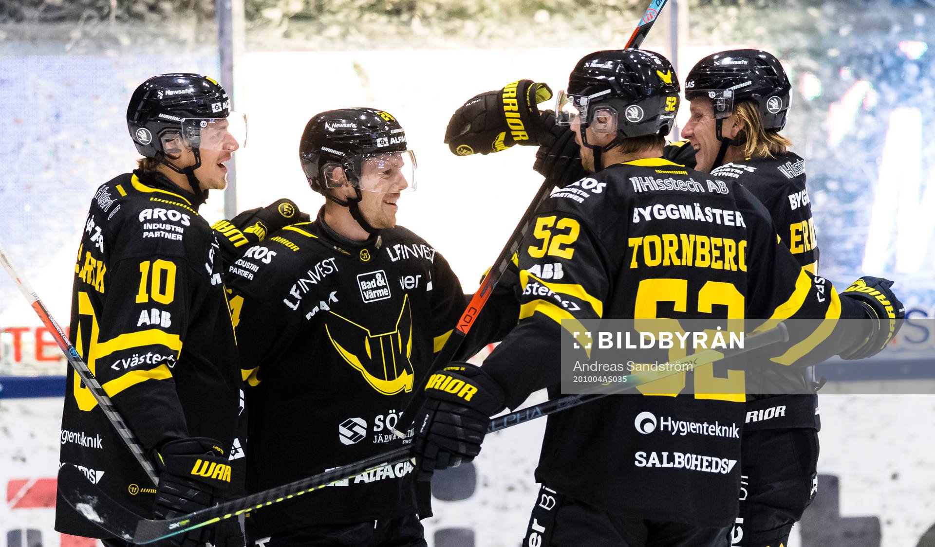 a vänster) kvitterar till 2-2 och gratuleras av lagkamrater