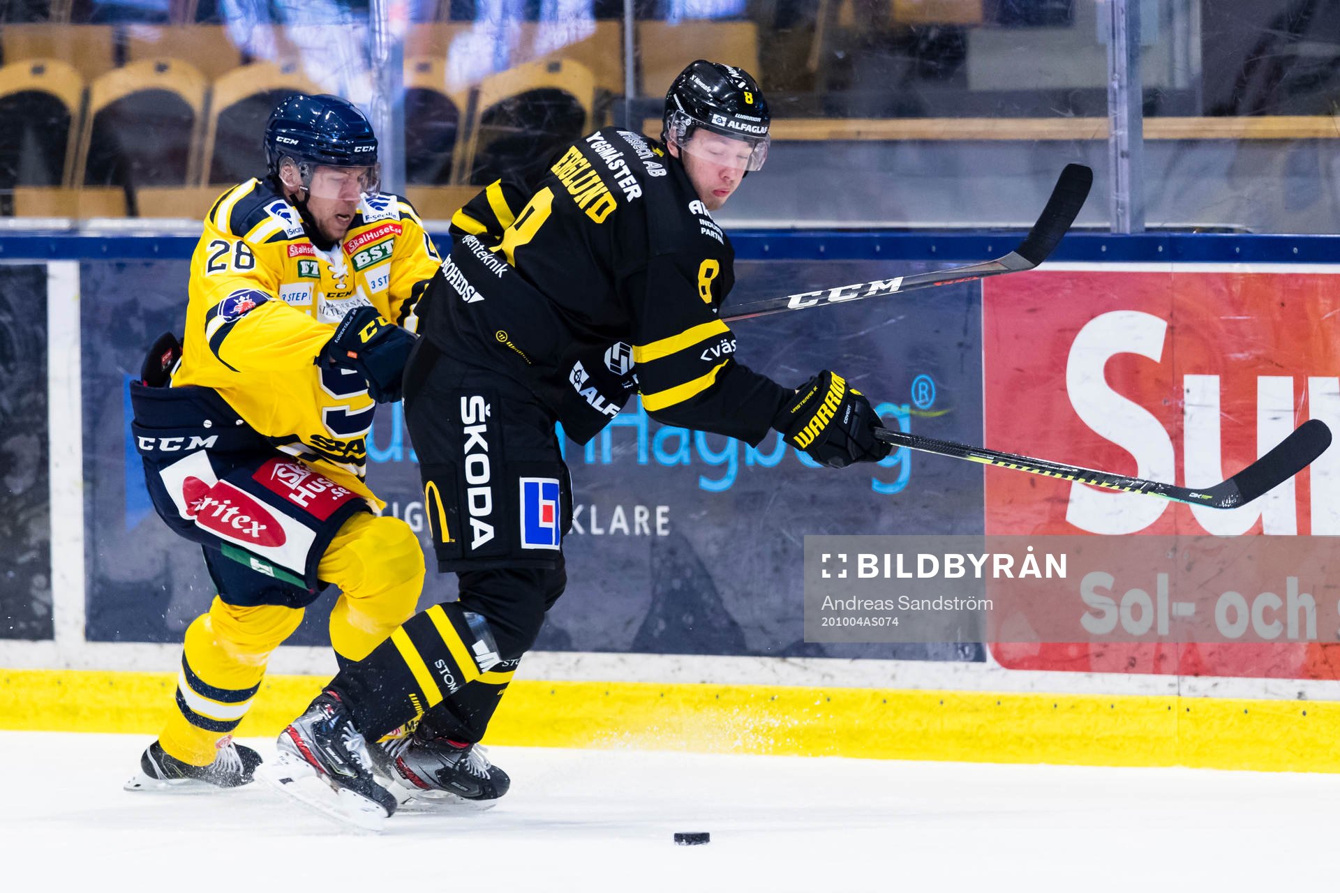 Södertäljes Emil Alba i kamp om pucken med Västerås