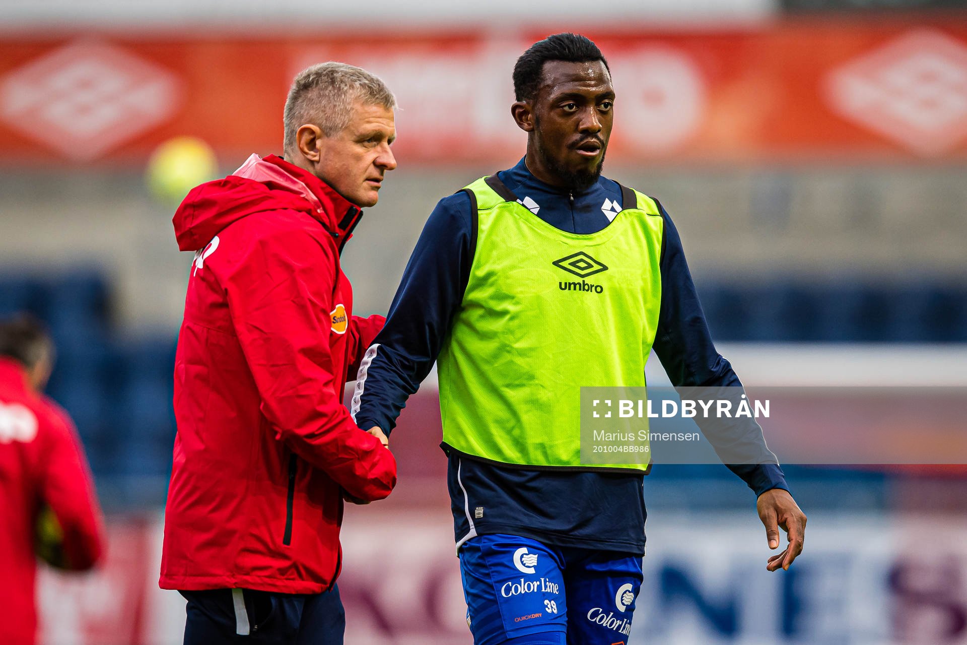 Lars Arne Nilsen, head coach of Aalesund, and Ben Kantie Karamoko of Aalesund ahead of the Eliteserien match between Aalesund and Kristiansund on October 4, 2020 in Ålesund.