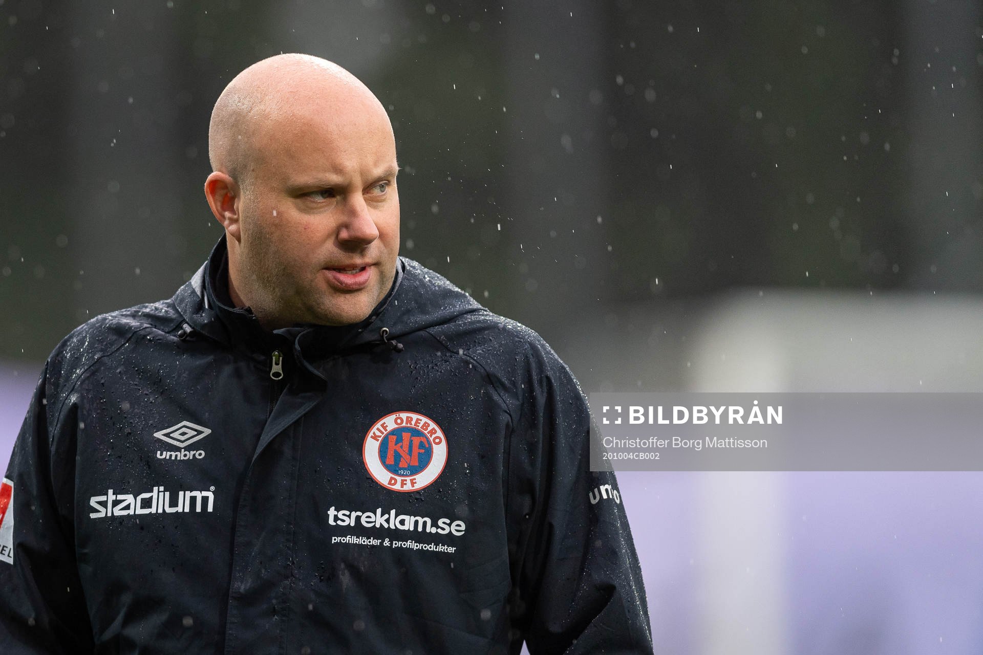 Örebros tränare Martin Skogman under uppvärmningen inför fotbollsmatchen i Damallsvenskan mellan Kristianstad och Örebro den 4 oktober 2020 i Kristianstad.