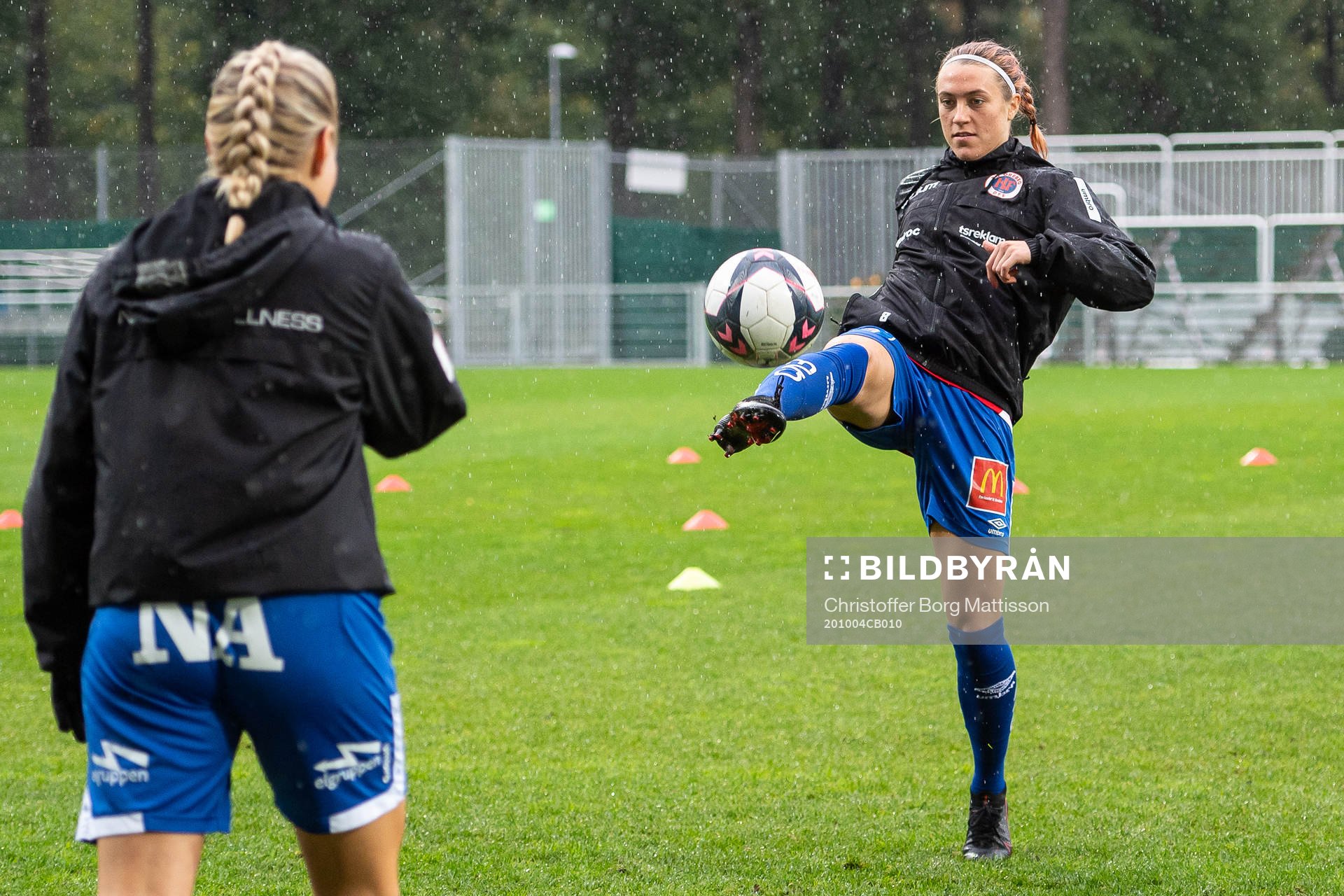 Örebros Freja Olofsson under uppvärmningen inför fotbollsmatchen i Damallsvenskan mellan Kristianstad och Örebro den 4 oktober 2020 i Kristianstad.