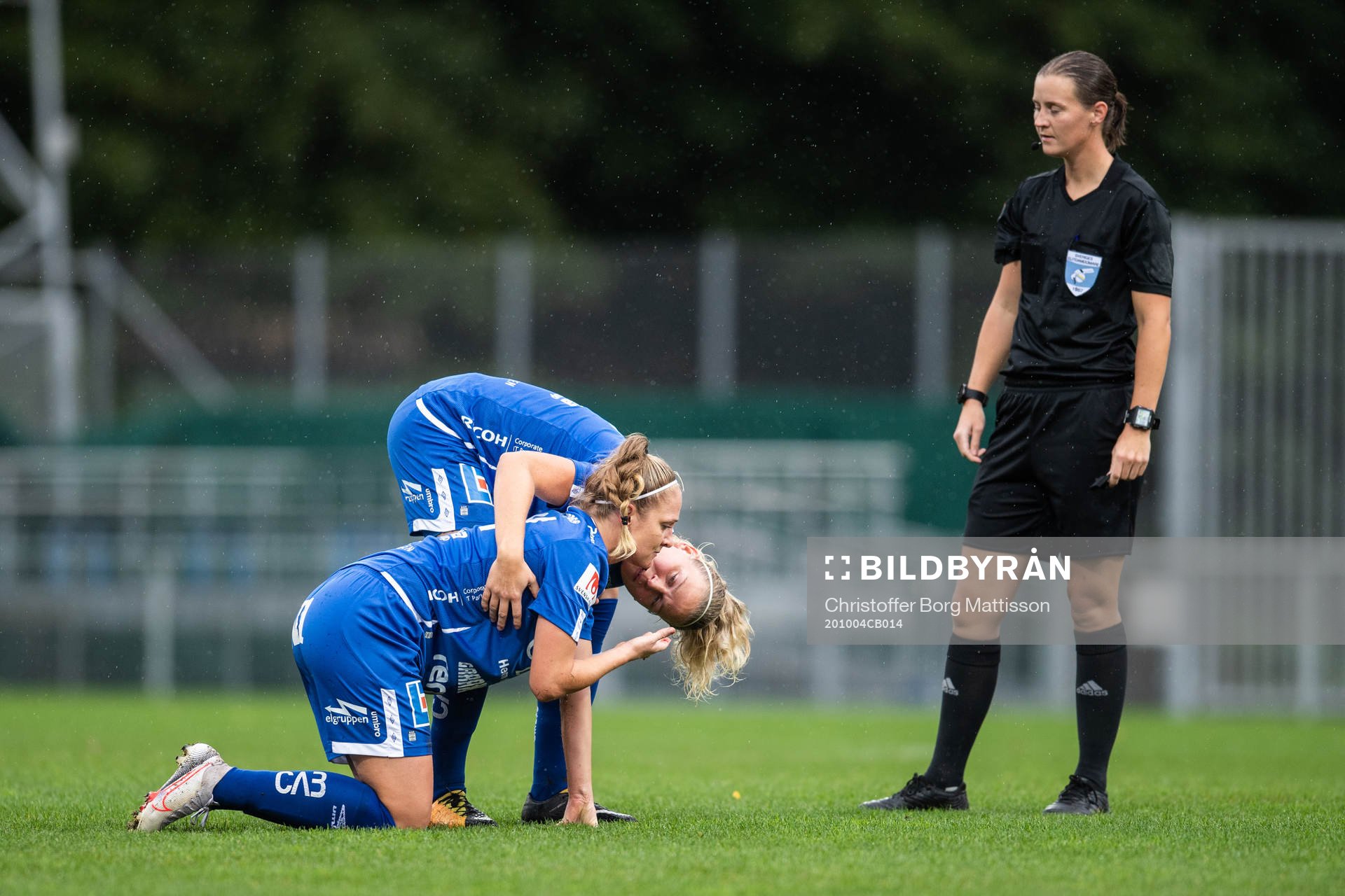 Örebros Karin Lundin blöder från ansiktet