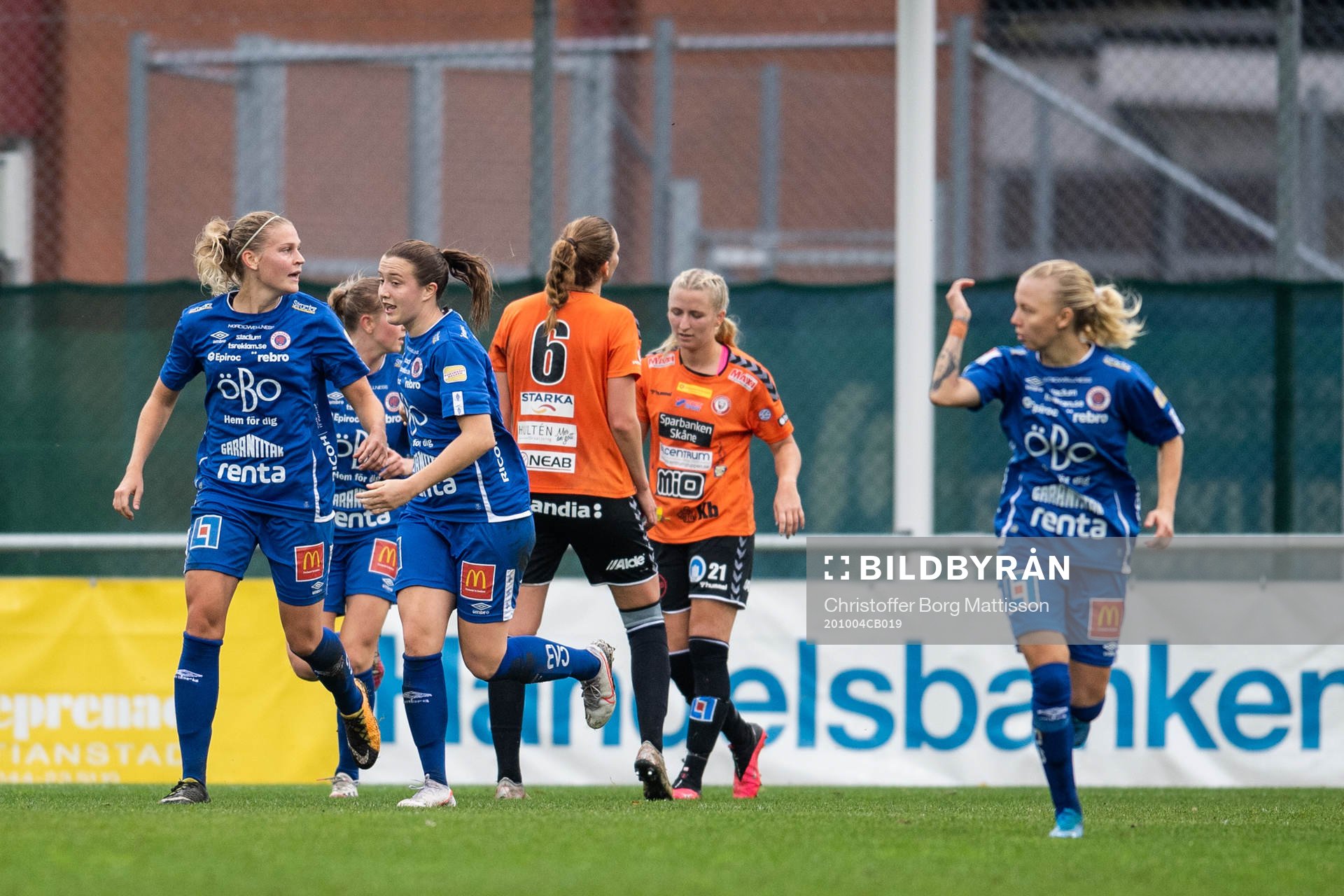 Örebros Frida Skogman jublar med lagkamrater