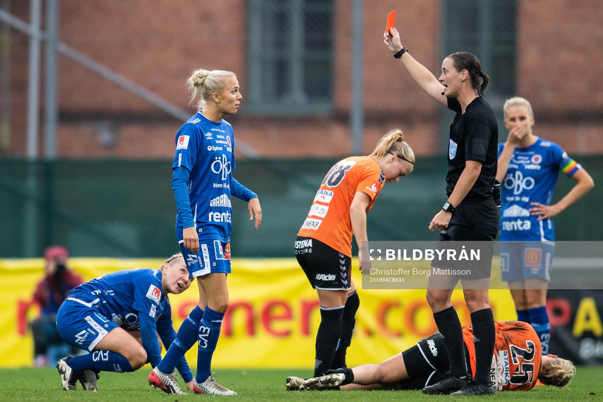 Domare Lovisa Johansson visar ett rött kort till Örebros
