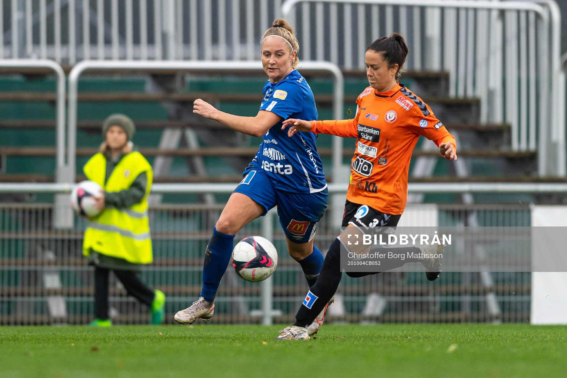 Örebros Karin Lundin mot Kristianstads Lauren Barnes under fotbollsmatchen i Damallsvenskan mellan Kristianstad och Örebro den 4 oktober 2020 i Kristianstad.