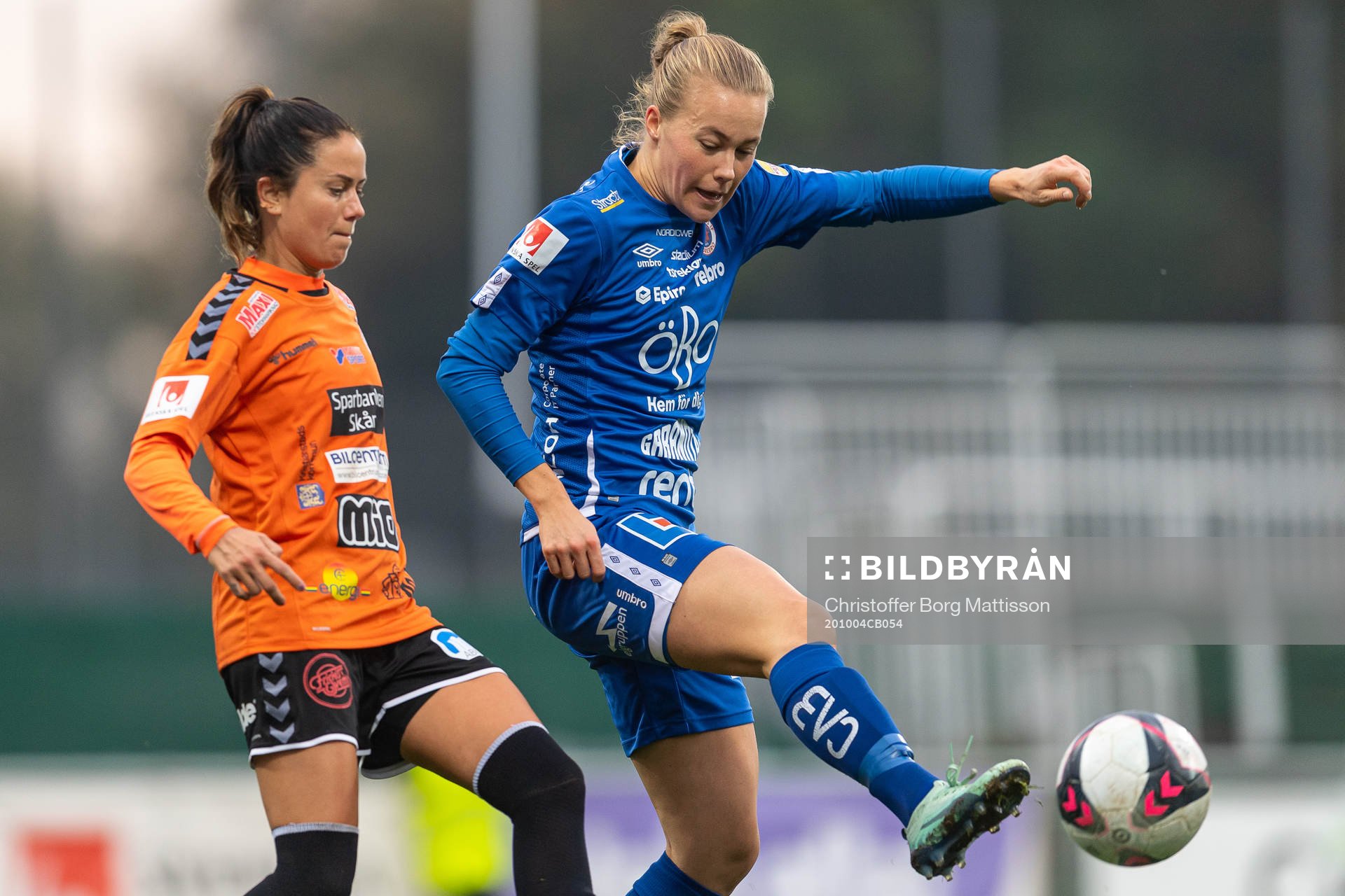 Kristianstads Lauren Barnes och Örebros Frida Abrahamsson under fotbollsmatchen i Damallsvenskan mellan Kristianstad och Örebro den 4 oktober 2020 i Kristianstad.