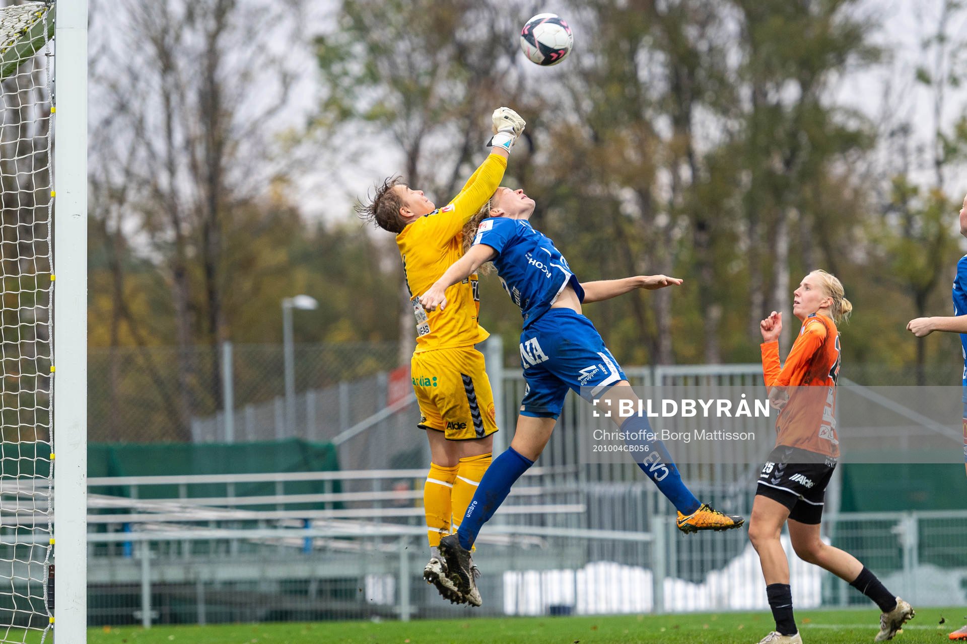Kristianstads målvakt Brett Elizabeth Maron mot Örebros Frida Skogman under fotbollsmatchen i Damallsvenskan mellan Kristianstad och Örebro den 4 oktober 2020 i Kristianstad.