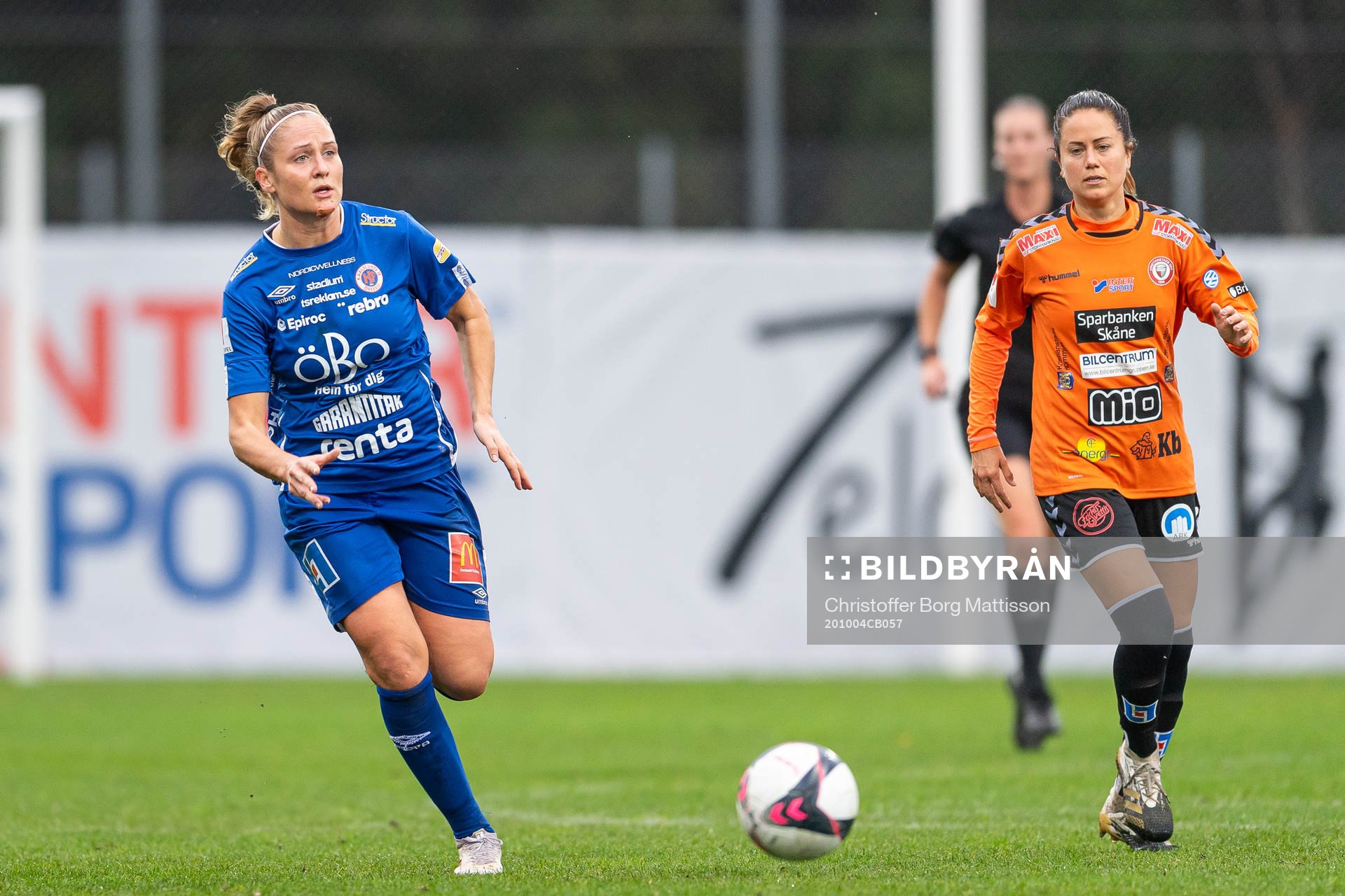 Örebros Karin Lundin och Kristianstads Lauren Barnes under fotbollsmatchen i Damallsvenskan mellan Kristianstad och Örebro den 4 oktober 2020 i Kristianstad.
