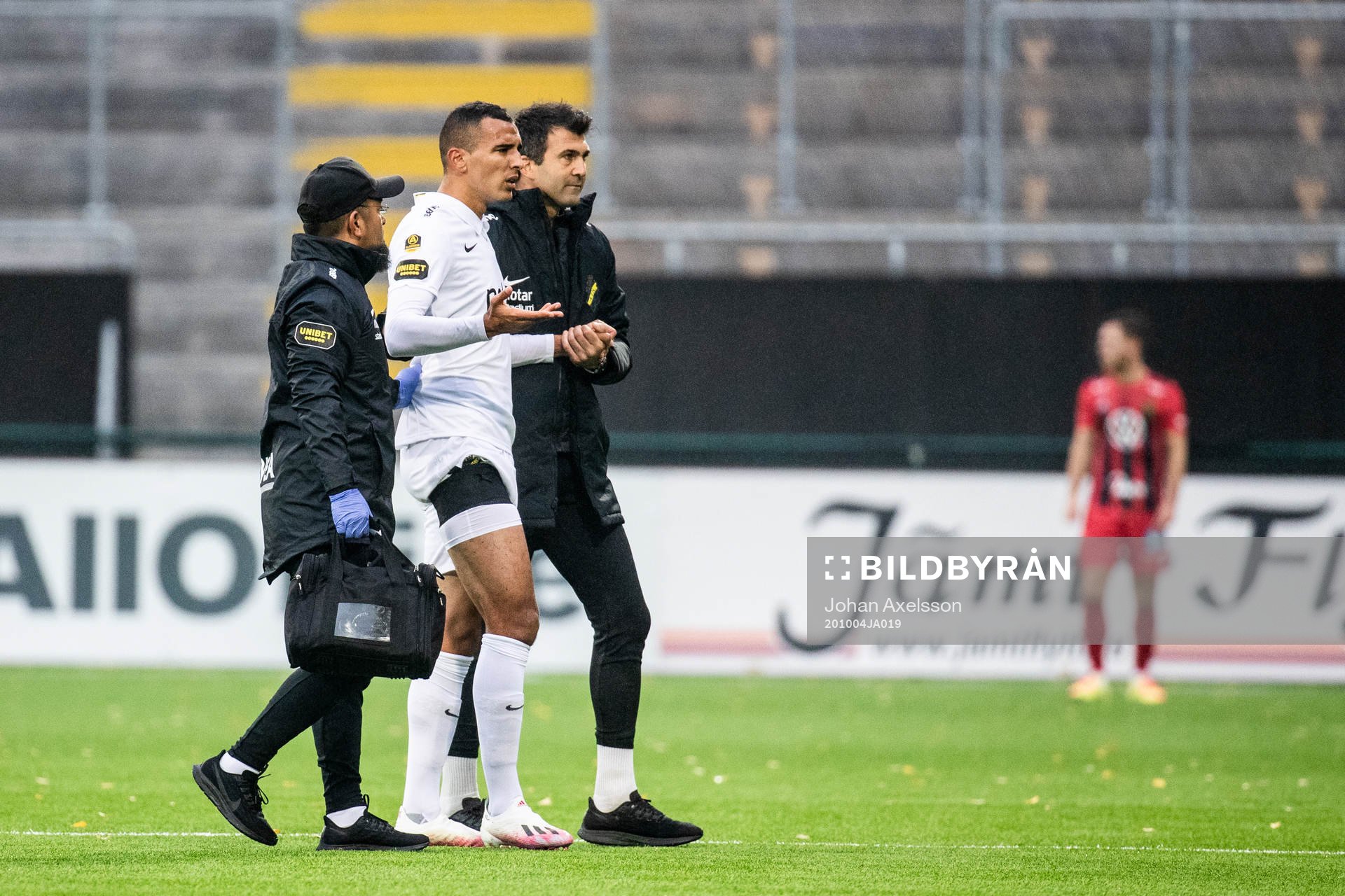 s Nabil Bahoui lämnar planen skadad