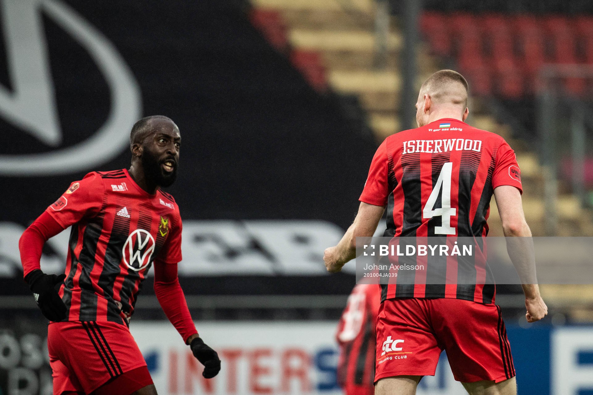 Östersunds Thomas Isherwood jublar efter 1-2 under fotbollsmatchen i Allsvenskan mellan Östersund och AIK den 4 oktober 2020 i Östersund.