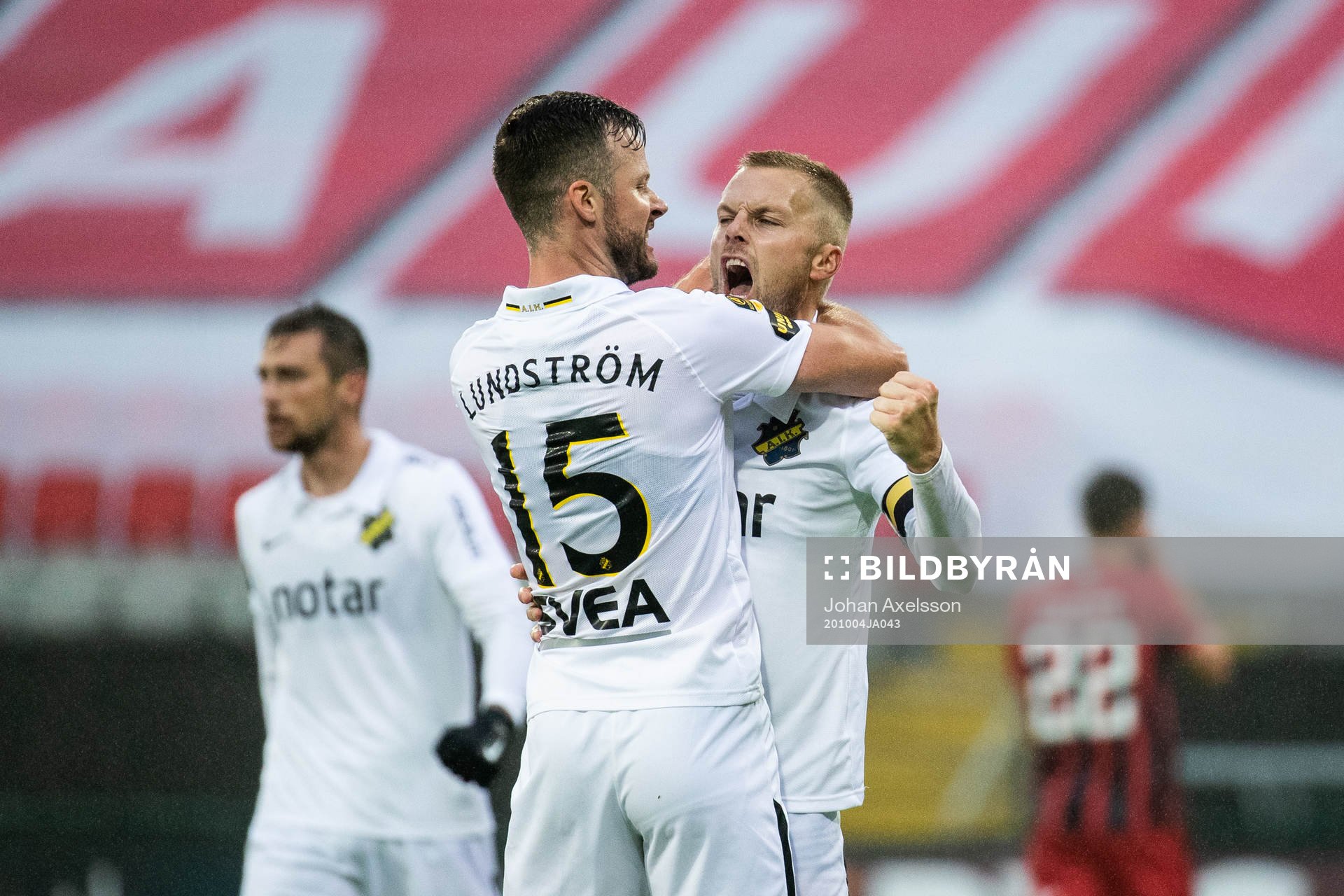 AIK:s Robert Lundström och Sebastian Larsson jublar efter fotbollsmatchen i Allsvenskan mellan Östersund och AIK den 4 oktober 2020 i Östersund.