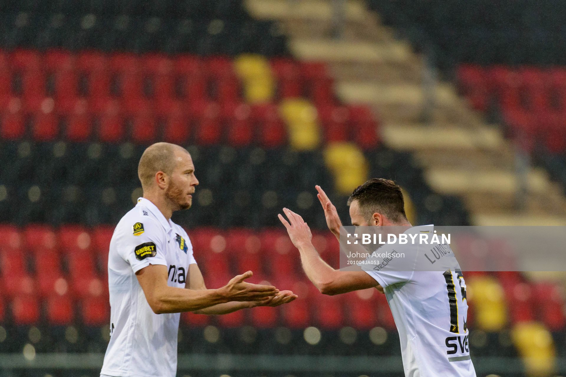 AIK:s Robert Lundström jublar med Per Karlsson efter fotbollsmatchen i Allsvenskan mellan Östersund och AIK den 4 oktober 2020 i Östersund.
