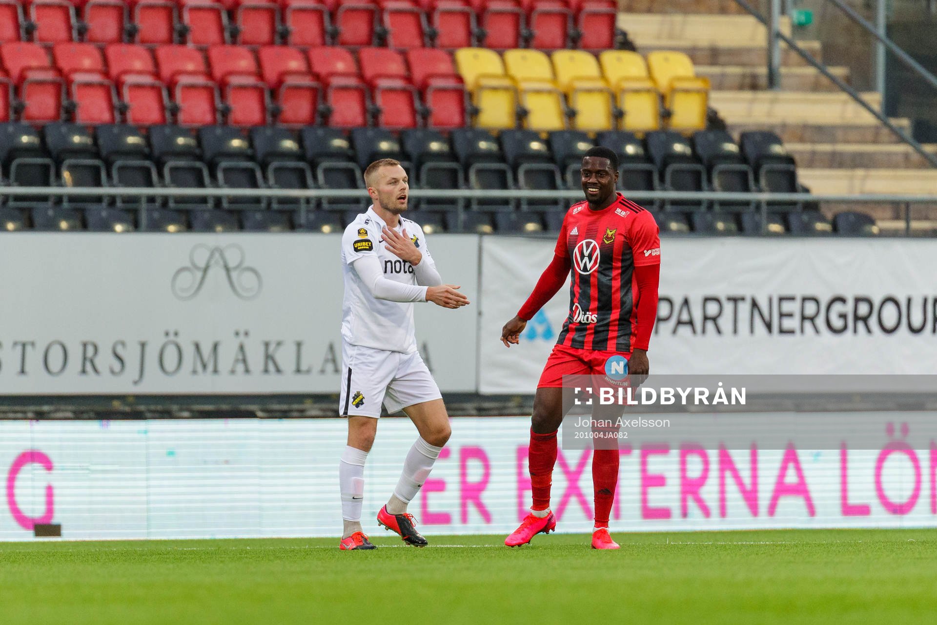 AIK:s Sebastian Larsson i samtal med Östersunds Isak Ssewankambo under fotbollsmatchen i Allsvenskan mellan Östersund och AIK den 4 oktober 2020 i Östersund.
