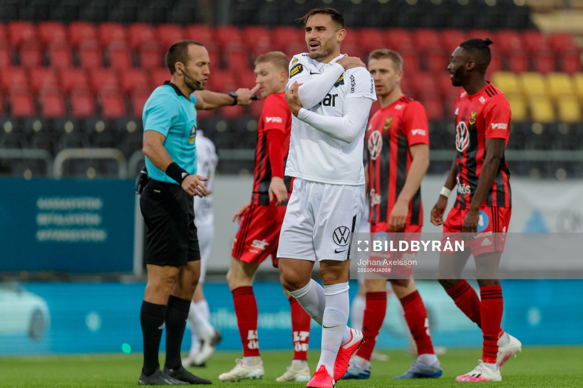 AIK:s Sotirios Papagiannopoulos har ont under fotbollsmatchen i Allsvenskan mellan Östersund och AIK den 4 oktober 2020 i Östersund.