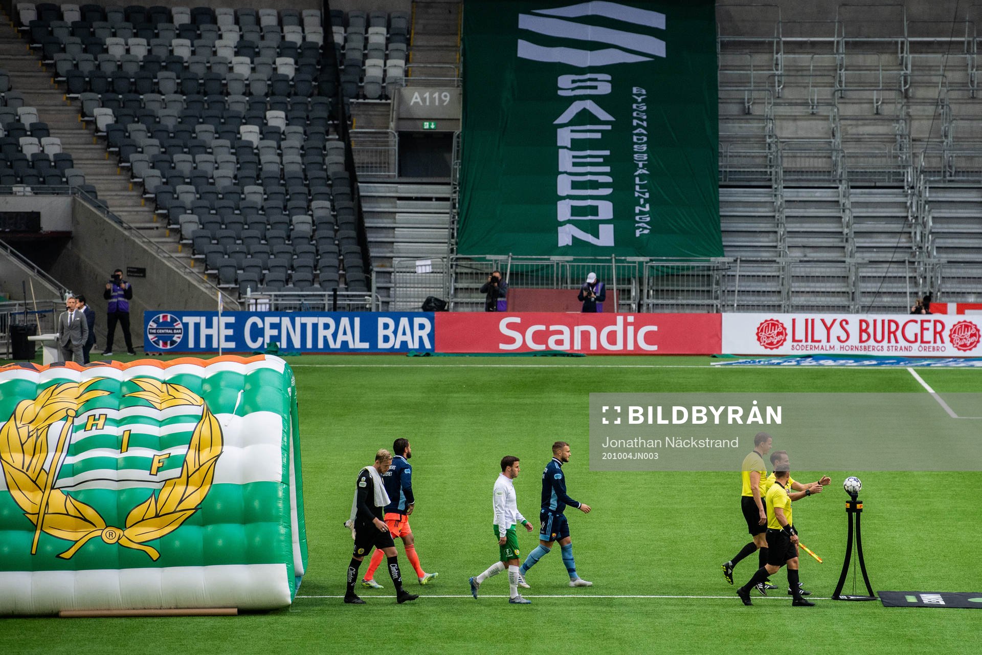 Djurgårdens och Hammarbys spelare gör entré