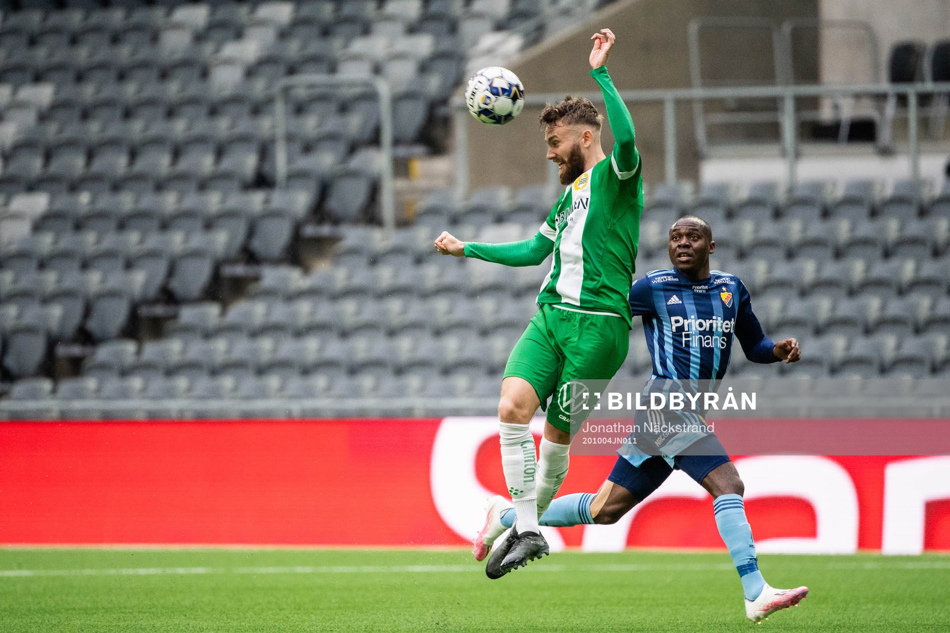 Hammarbys Simon Sandberg och Djurgårdens Edward Chilufya