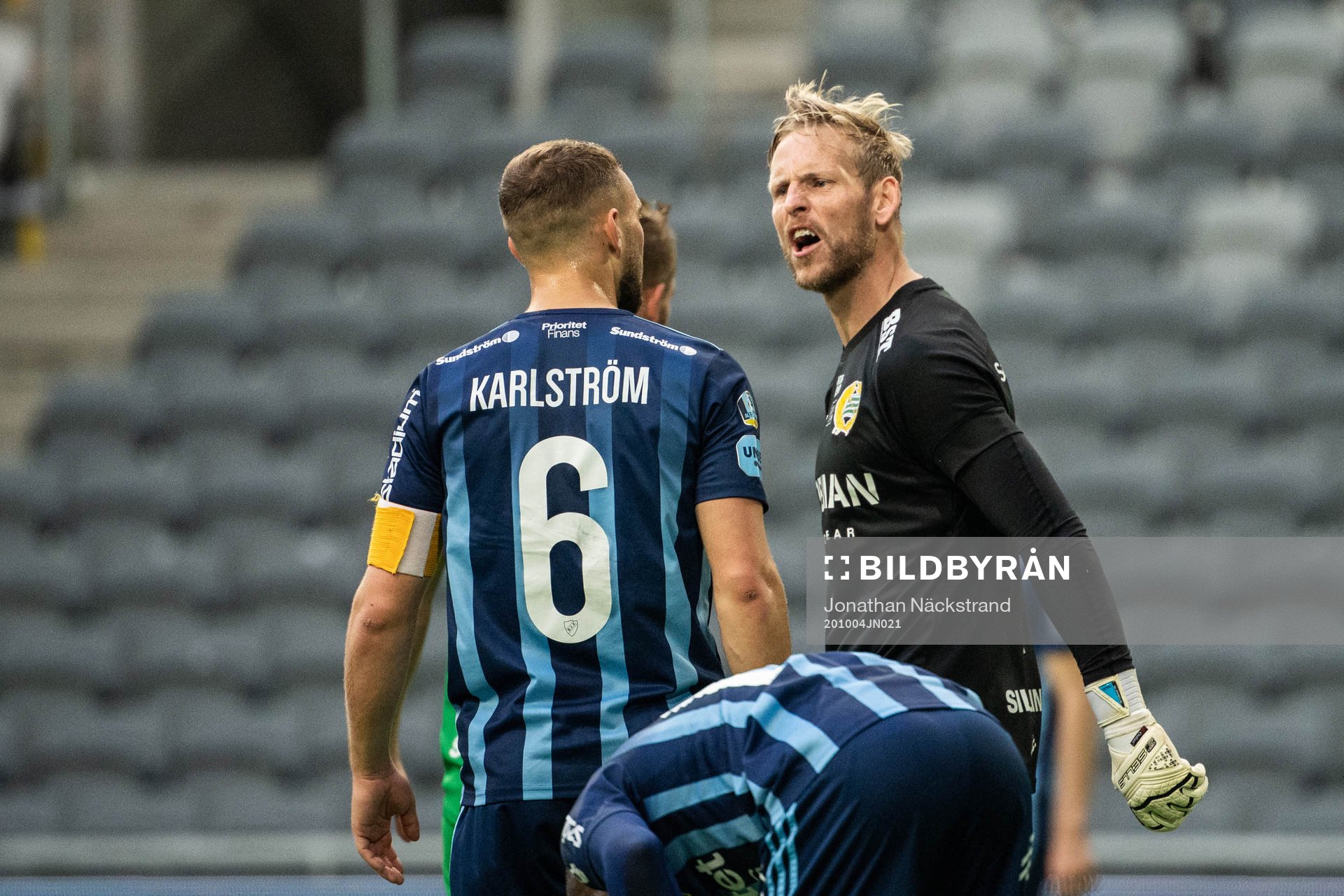 Hammarbys målvakt David Ousted reagerar mot Djurgårdens