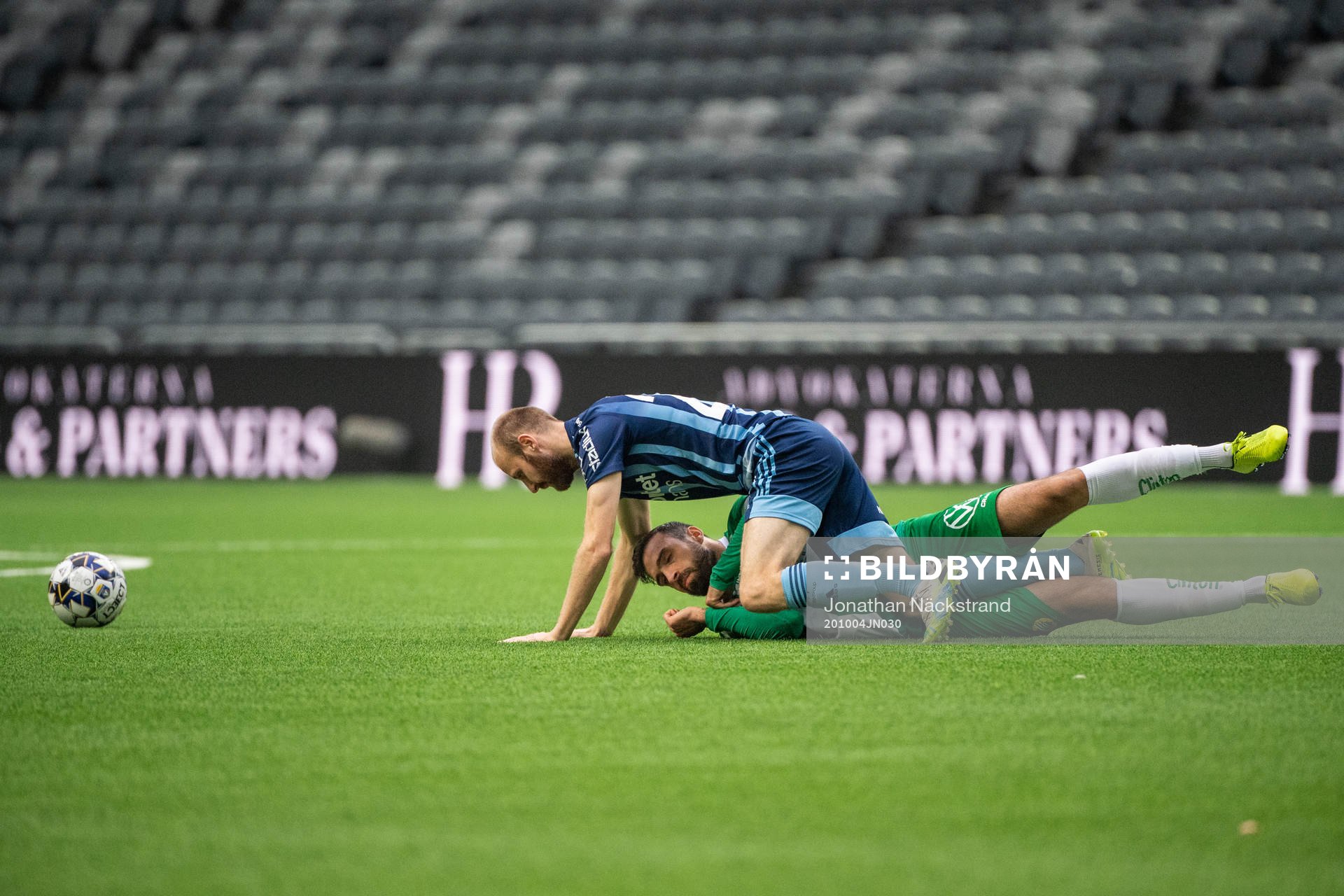 Djurgårdens Curtis Edwards och Hammarbys Abdul Khalili