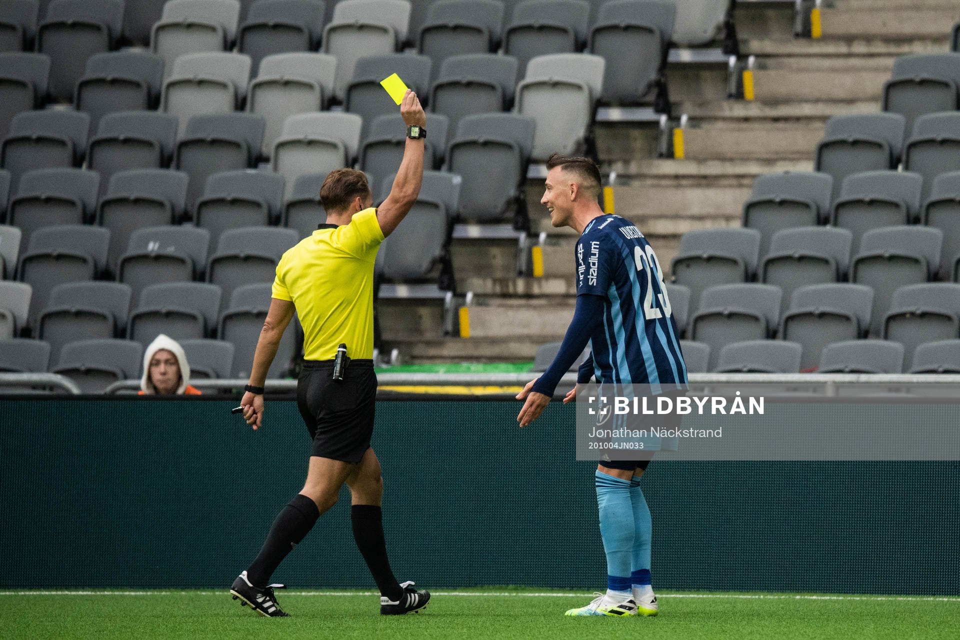 Djurgårdens Fredrik Ulvestad får ett gult kort av domare