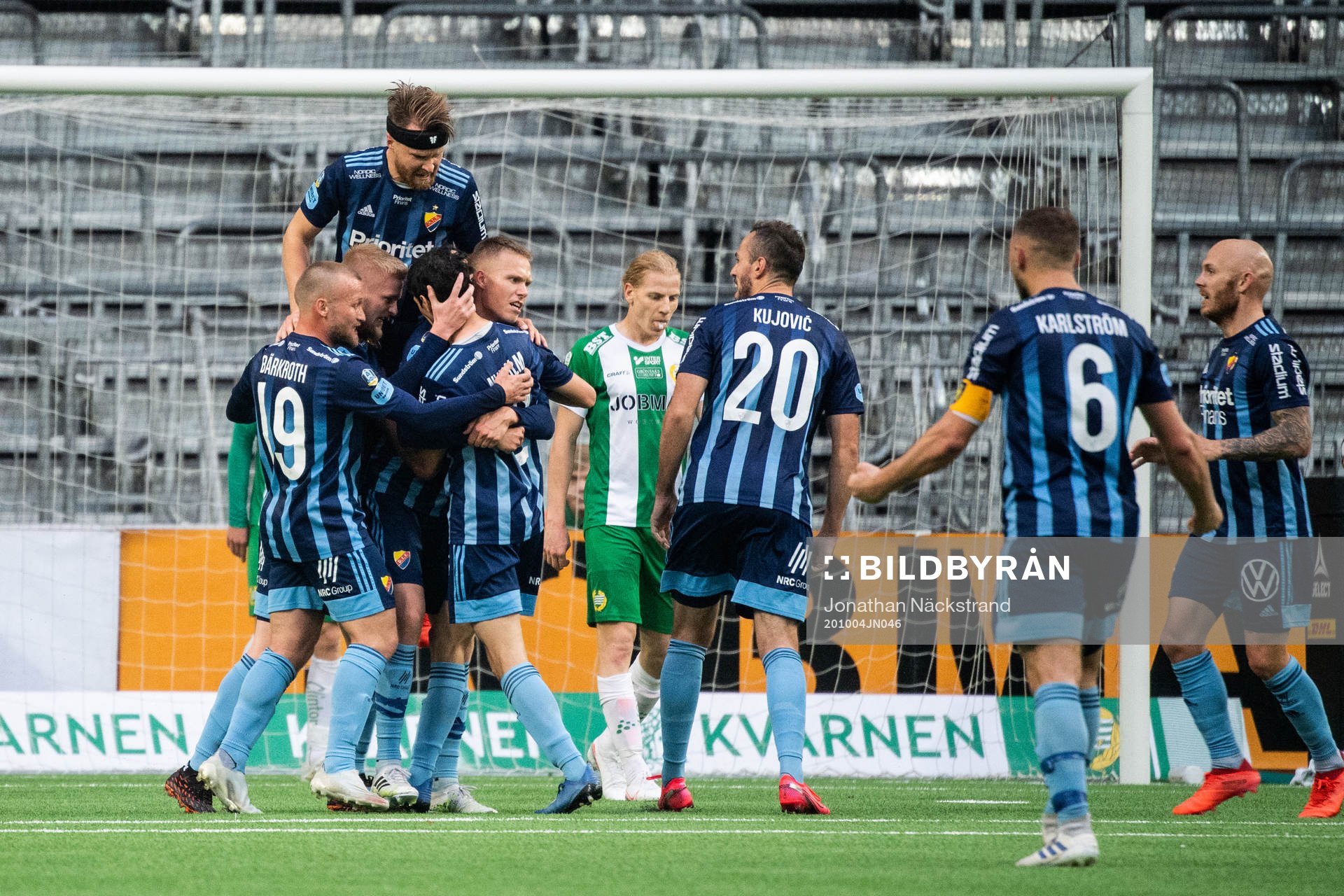 Djurgårdens Jesper Nyholm jublar med lagkamrater efter 1-1 under fotbollsmatchen i Allsvenskan mellan Hammarby och Djurgården den 4 oktober 2020 i Stockholm.