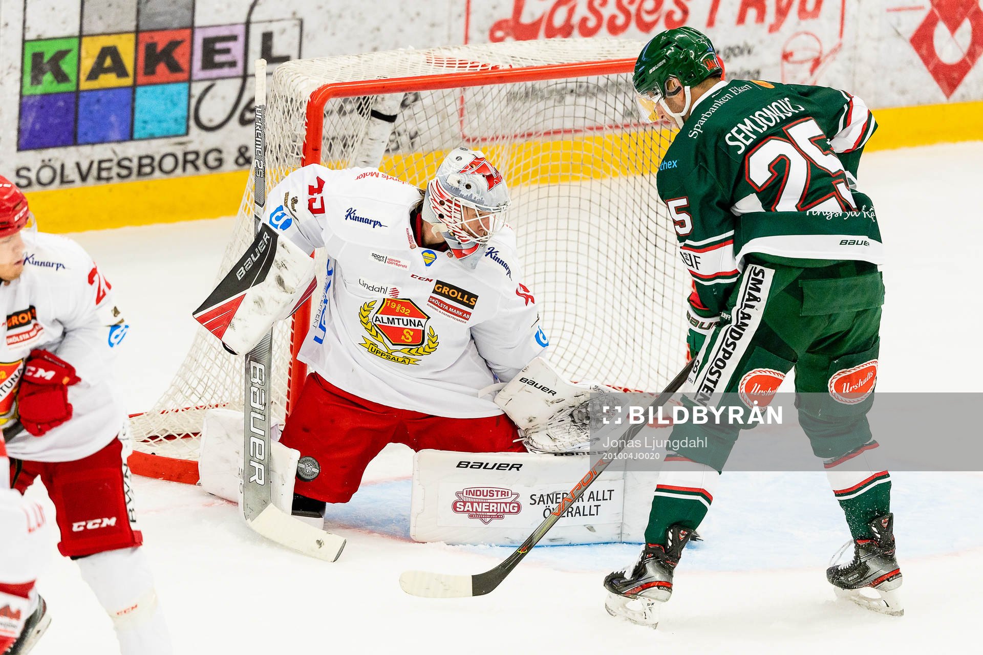Almtunas målvakt Filip Larsson och Tingsryds Roman Semjonov