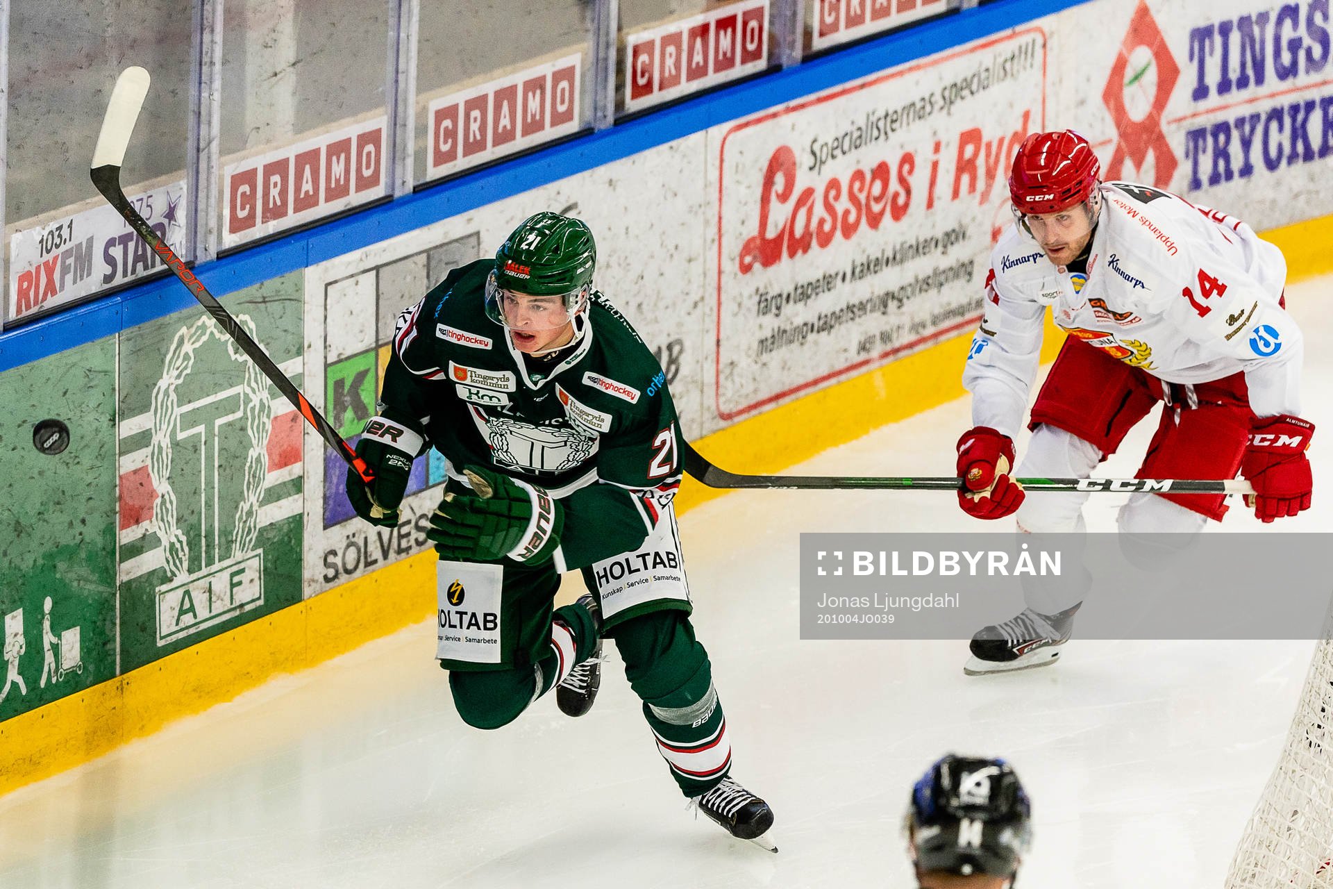 Tingsryds Filip Cederqvist jagas av Almtunas Simon Löf